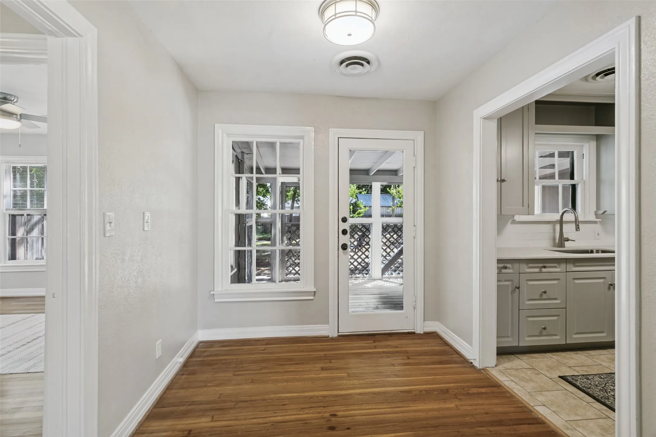 Single Family Residence For Sale in Tarrant County , 4925 Pershing Avenue, Fort Worth, Texas 76107, 3 Bedroom, 2 Bathroom, Garage spaces, 1,100 Sqft, built in 1943, mls#21389741, Real Estate Agent in Fort Worth, Homes For Sale in Tarrant county, Homes For Sale in Fort Worth, Realtor in Fort Worth Texas, Real Estate Brokerage Independent Realty Texas, Luminita Cordes Realtor
