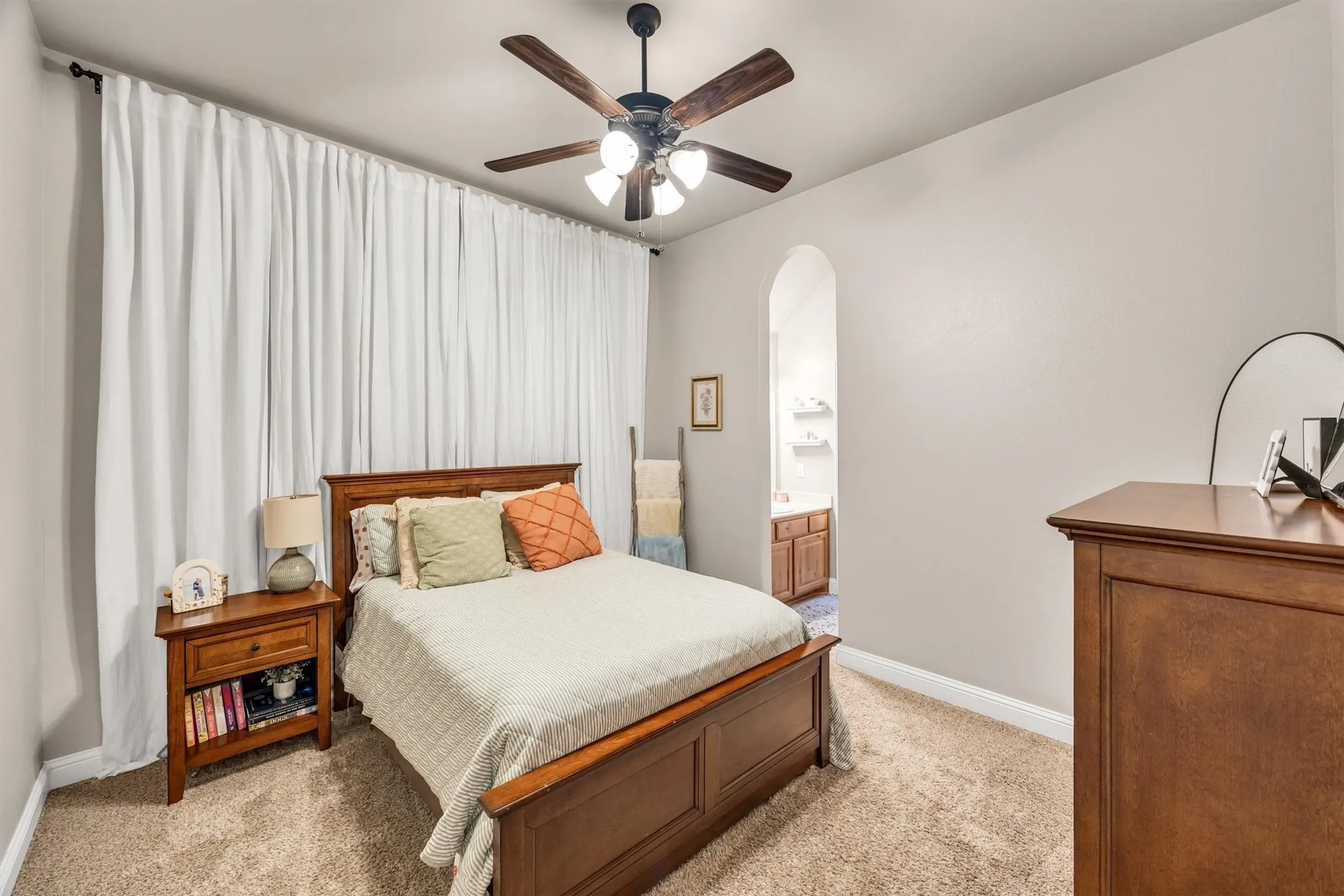 Single Family Residence For Sale in Kaufman County , 2231 Riverside Drive, Kaufman, Texas 75142, 4 Bedroom, 3 Bathroom, 3 Garage spaces, 2,554 Sqft, built in 2016, mls#21389552, Real Estate Agent in Kaufman, Homes For Sale in Kaufman county, Homes For Sale in Kaufman, Realtor in Kaufman Texas, Real Estate Brokerage Independent Realty Texas, Luminita Cordes Realtor