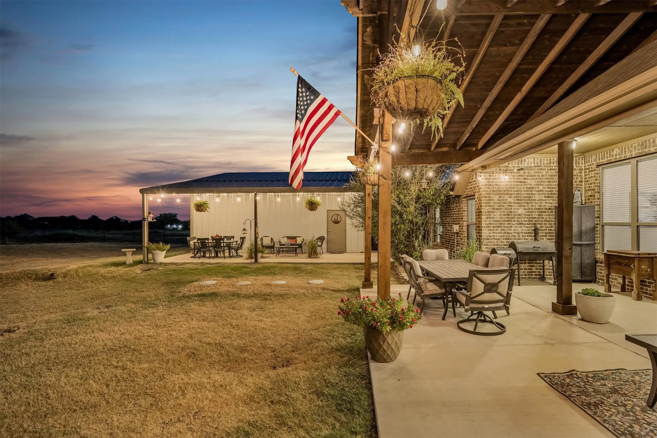 Single Family Residence For Sale in Kaufman County , 2231 Riverside Drive, Kaufman, Texas 75142, 4 Bedroom, 3 Bathroom, 3 Garage spaces, 2,554 Sqft, built in 2016, mls#21389552, Real Estate Agent in Kaufman, Homes For Sale in Kaufman county, Homes For Sale in Kaufman, Realtor in Kaufman Texas, Real Estate Brokerage Independent Realty Texas, Luminita Cordes Realtor