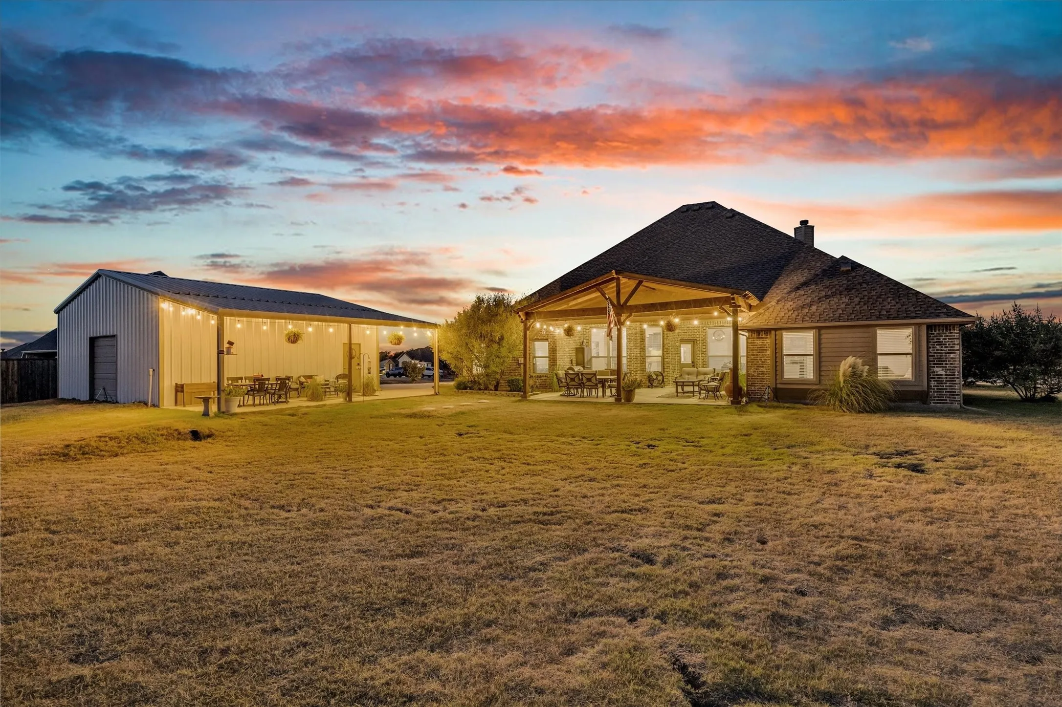 Single Family Residence For Sale in Kaufman County , 2231 Riverside Drive, Kaufman, Texas 75142, 4 Bedroom, 3 Bathroom, 3 Garage spaces, 2,554 Sqft, built in 2016, mls#21389552, Real Estate Agent in Kaufman, Homes For Sale in Kaufman county, Homes For Sale in Kaufman, Realtor in Kaufman Texas, Real Estate Brokerage Independent Realty Texas, Luminita Cordes Realtor
