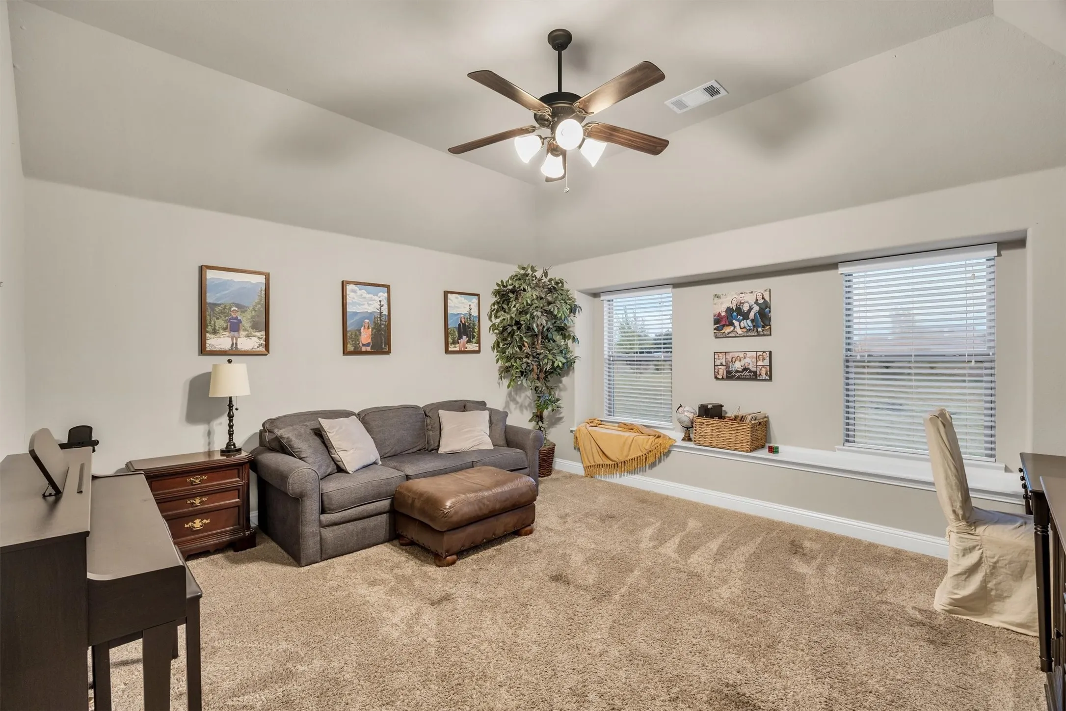 Single Family Residence For Sale in Kaufman County , 2231 Riverside Drive, Kaufman, Texas 75142, 4 Bedroom, 3 Bathroom, 3 Garage spaces, 2,554 Sqft, built in 2016, mls#21389552, Real Estate Agent in Kaufman, Homes For Sale in Kaufman county, Homes For Sale in Kaufman, Realtor in Kaufman Texas, Real Estate Brokerage Independent Realty Texas, Luminita Cordes Realtor