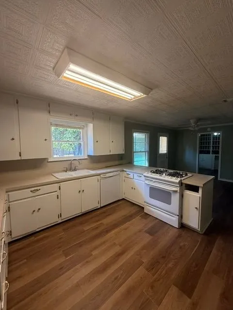 Single Family Residence For Rent in Taylor County , 2349 S 35th Street, Abilene, Texas 79605, 3 Bedroom, 2 Bathroom, 2 Garage spaces, 1,880 Sqft, built in 1955, mls#21390249, Real Estate Agent in Abilene, Homes For Rent in Taylor county, Homes For Rent in Abilene, Realtor in Abilene Texas, Real Estate Brokerage Independent Realty Texas, Luminita Cordes Realtor
