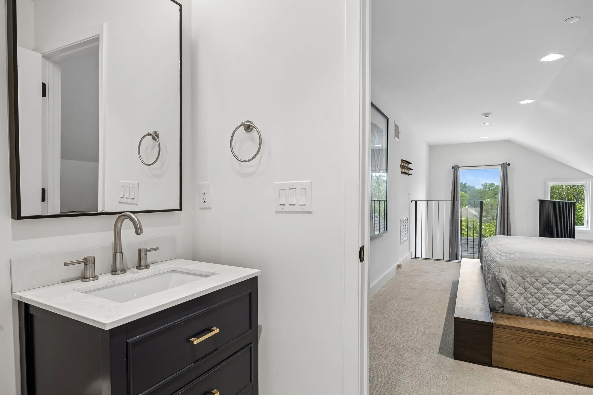 4437 Grassmere - Tom Hughes Team - Secondary Bathroom