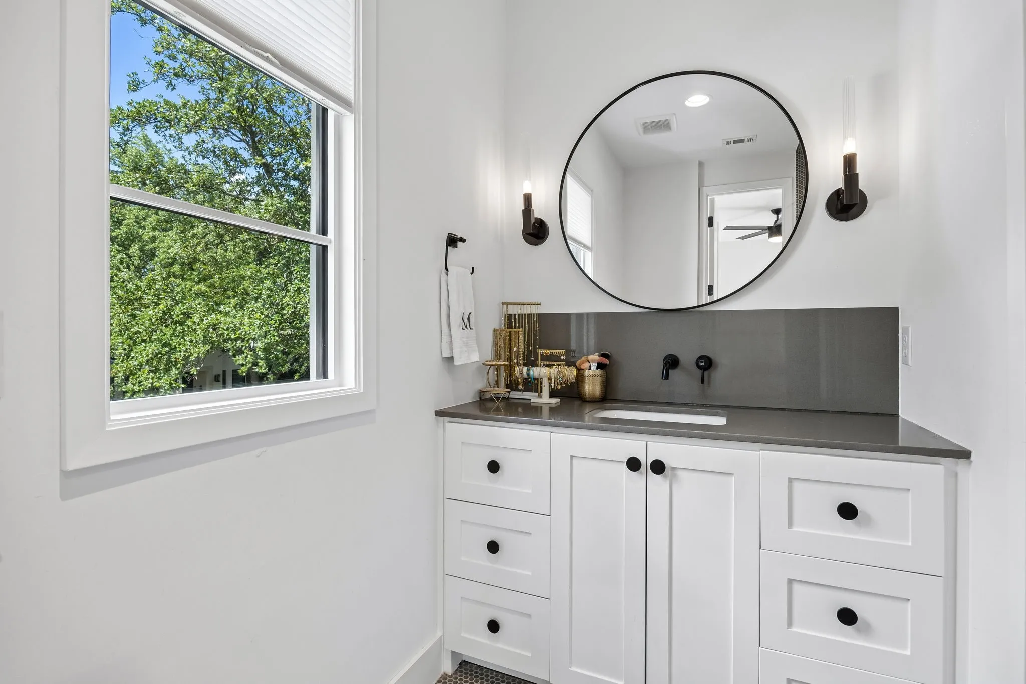 4437 Grassmere - Tom Hughes Team - Secondary Bathroom
