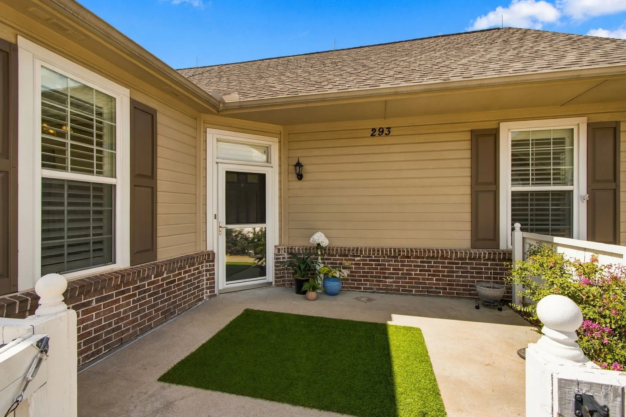 Spacious Courtyard Entry