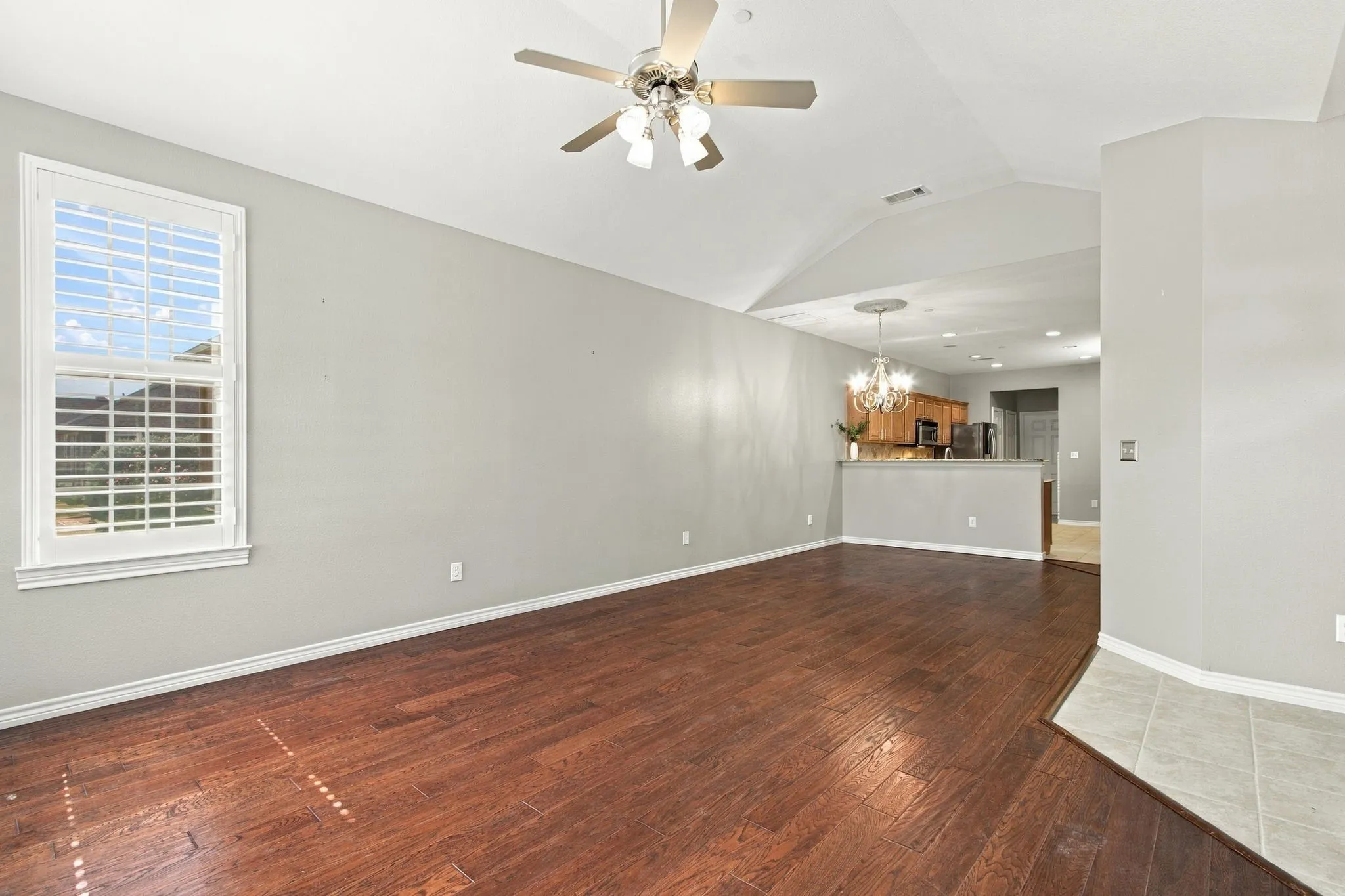 Condominium For Sale in Denton County , 2601 Marsh Lane 293, Plano, Texas 75093, 3 Bedroom, 3 Bathroom, 2 Garage spaces, 1,899 Sqft, built in 2005, mls#21389306, Real Estate Agent in Plano, Homes For Sale in Denton county, Homes For Sale in Plano, Realtor in Plano Texas, Real Estate Brokerage Independent Realty Texas, Luminita Cordes Realtor