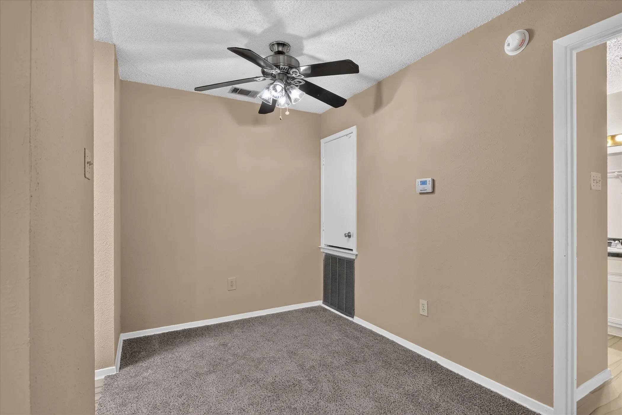 Textured ceiling with a ceiling fan light fixture