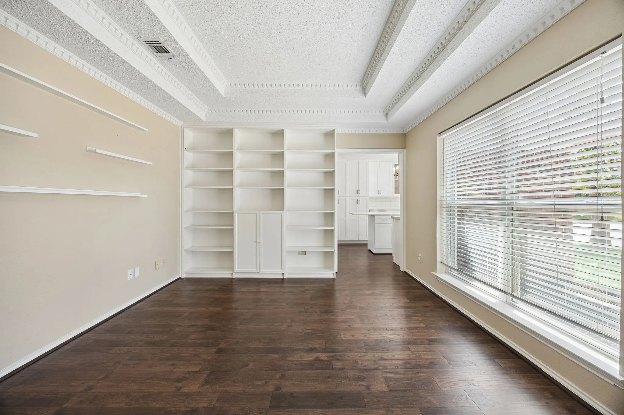 Single Family Residence For Sale in Tarrant County , 900 Rosewood Court, Euless, Texas 76039, 3 Bedroom, 3 Bathroom, 2 Garage spaces, 2,243 Sqft, built in 1983, mls#21390220, Real Estate Agent in Euless, Homes For Sale in Tarrant county, Homes For Sale in Euless, Realtor in Euless Texas, Real Estate Brokerage Independent Realty Texas, Luminita Cordes Realtor