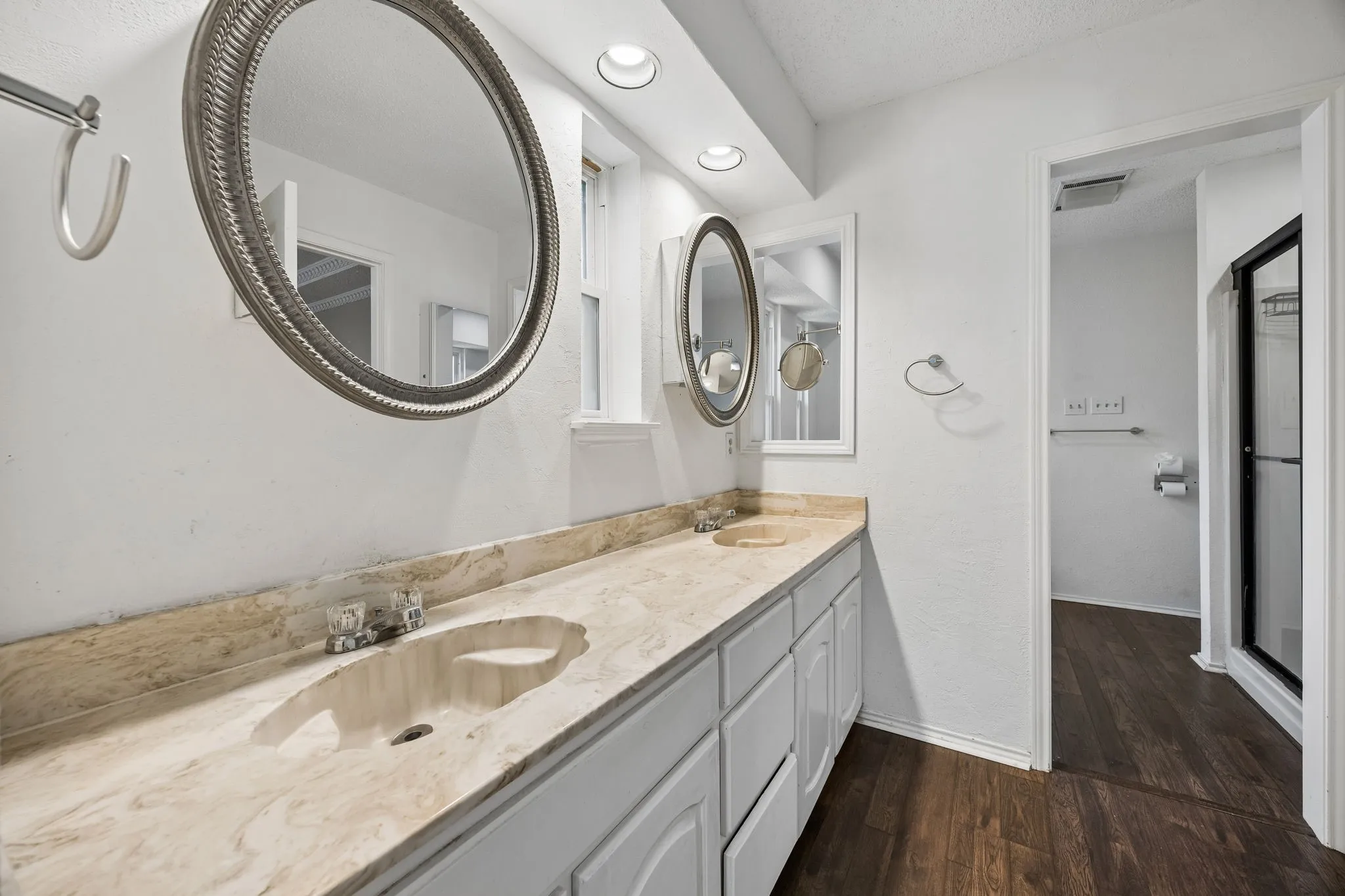 Single Family Residence For Sale in Tarrant County , 900 Rosewood Court, Euless, Texas 76039, 3 Bedroom, 3 Bathroom, 2 Garage spaces, 2,243 Sqft, built in 1983, mls#21390220, Real Estate Agent in Euless, Homes For Sale in Tarrant county, Homes For Sale in Euless, Realtor in Euless Texas, Real Estate Brokerage Independent Realty Texas, Luminita Cordes Realtor