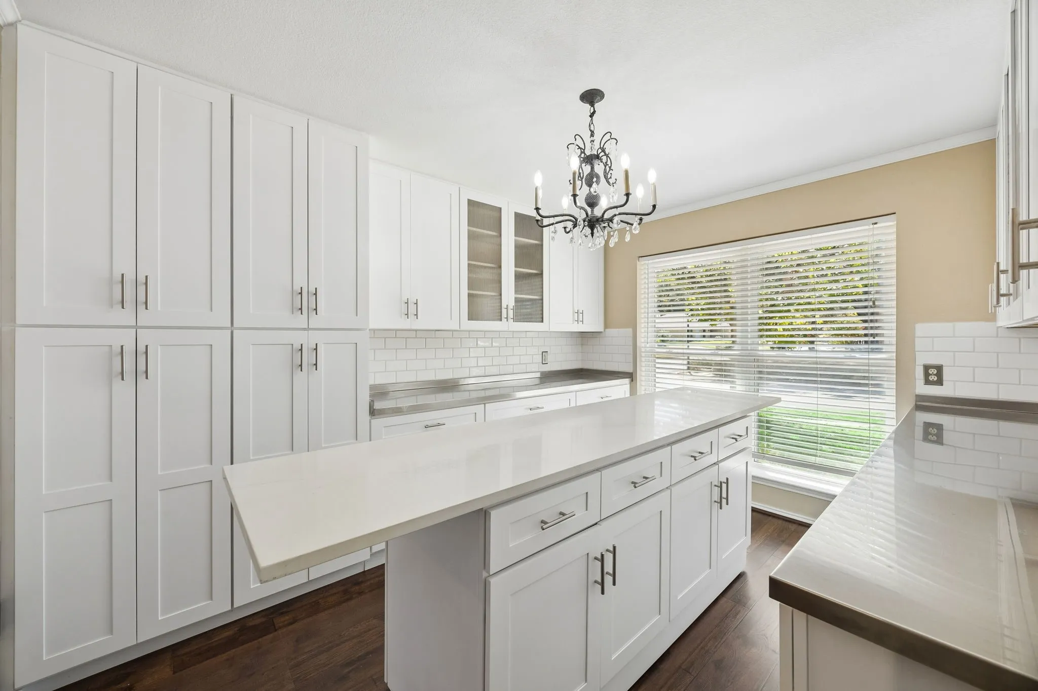 Single Family Residence For Sale in Tarrant County , 900 Rosewood Court, Euless, Texas 76039, 3 Bedroom, 3 Bathroom, 2 Garage spaces, 2,243 Sqft, built in 1983, mls#21390220, Real Estate Agent in Euless, Homes For Sale in Tarrant county, Homes For Sale in Euless, Realtor in Euless Texas, Real Estate Brokerage Independent Realty Texas, Luminita Cordes Realtor