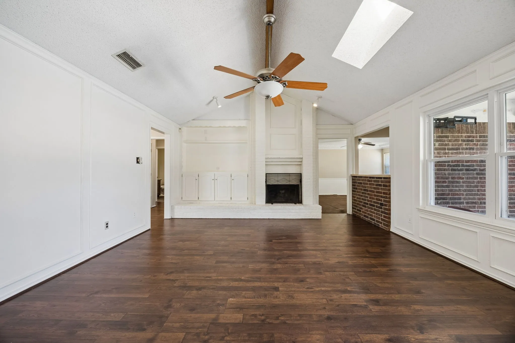 Single Family Residence For Sale in Tarrant County , 900 Rosewood Court, Euless, Texas 76039, 3 Bedroom, 3 Bathroom, 2 Garage spaces, 2,243 Sqft, built in 1983, mls#21390220, Real Estate Agent in Euless, Homes For Sale in Tarrant county, Homes For Sale in Euless, Realtor in Euless Texas, Real Estate Brokerage Independent Realty Texas, Luminita Cordes Realtor