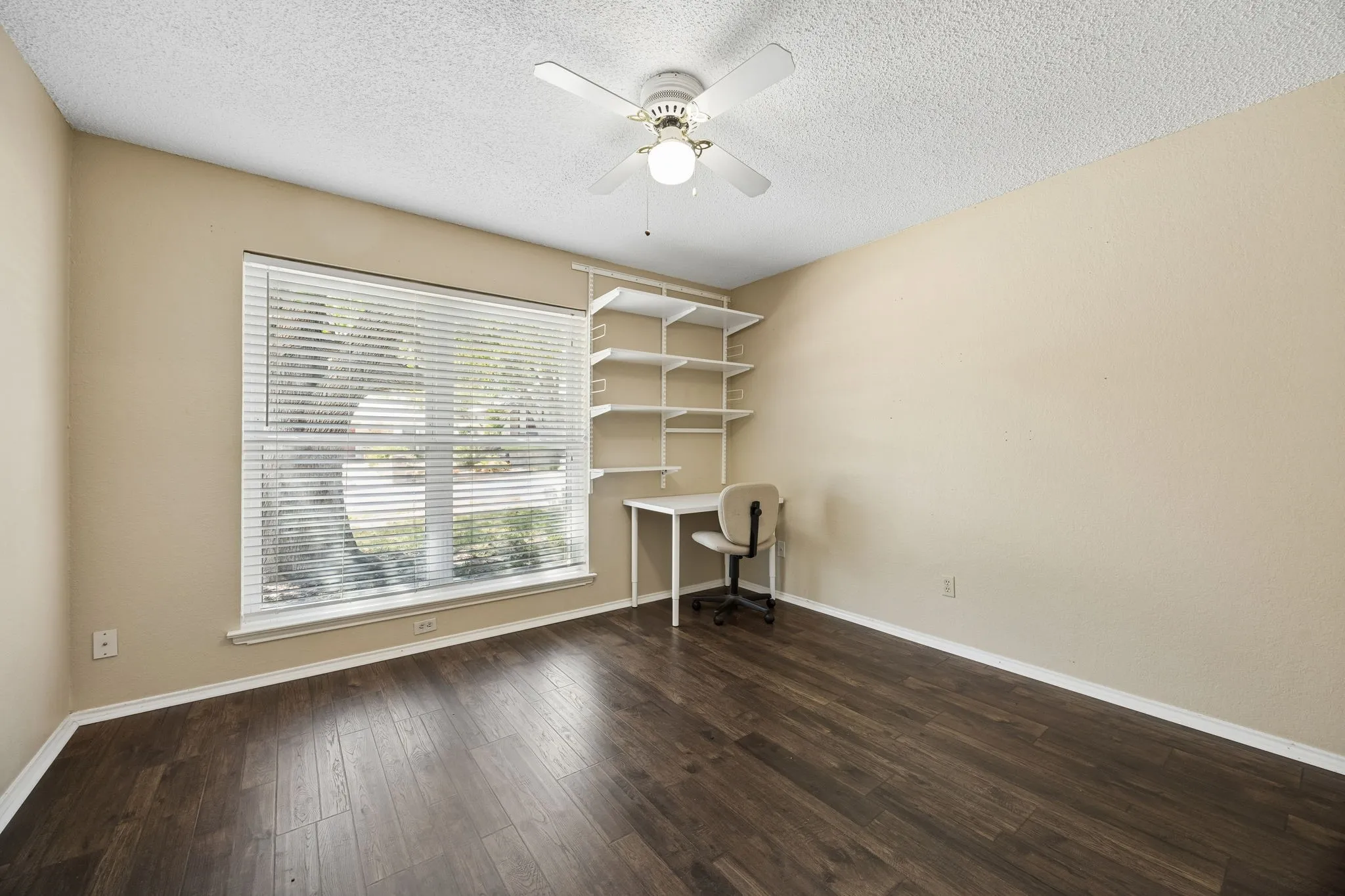 Single Family Residence For Sale in Tarrant County , 900 Rosewood Court, Euless, Texas 76039, 3 Bedroom, 3 Bathroom, 2 Garage spaces, 2,243 Sqft, built in 1983, mls#21390220, Real Estate Agent in Euless, Homes For Sale in Tarrant county, Homes For Sale in Euless, Realtor in Euless Texas, Real Estate Brokerage Independent Realty Texas, Luminita Cordes Realtor