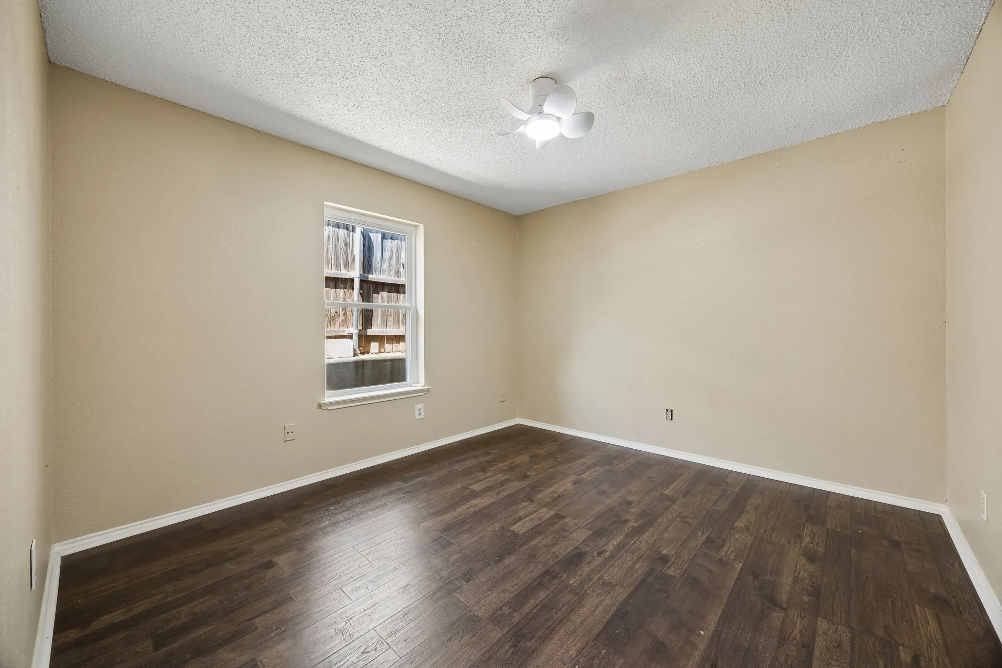 Single Family Residence For Sale in Tarrant County , 900 Rosewood Court, Euless, Texas 76039, 3 Bedroom, 3 Bathroom, 2 Garage spaces, 2,243 Sqft, built in 1983, mls#21390220, Real Estate Agent in Euless, Homes For Sale in Tarrant county, Homes For Sale in Euless, Realtor in Euless Texas, Real Estate Brokerage Independent Realty Texas, Luminita Cordes Realtor