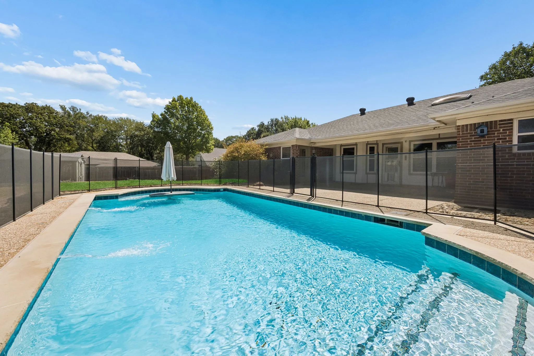 Single Family Residence For Sale in Tarrant County , 900 Rosewood Court, Euless, Texas 76039, 3 Bedroom, 3 Bathroom, 2 Garage spaces, 2,243 Sqft, built in 1983, mls#21390220, Real Estate Agent in Euless, Homes For Sale in Tarrant county, Homes For Sale in Euless, Realtor in Euless Texas, Real Estate Brokerage Independent Realty Texas, Luminita Cordes Realtor
