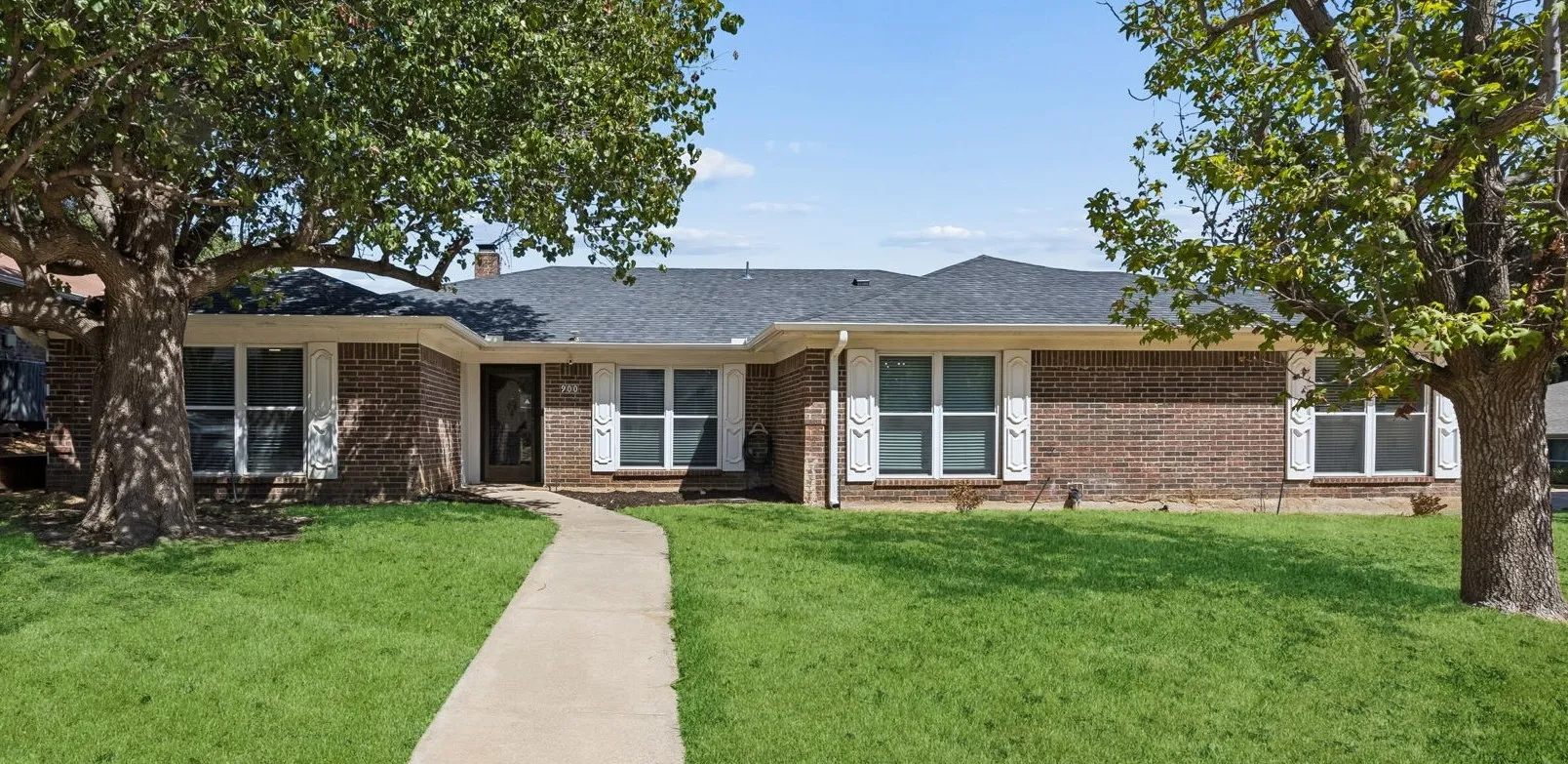 Single Family Residence For Sale in Tarrant County , 900 Rosewood Court, Euless, Texas 76039, 3 Bedroom, 3 Bathroom, 2 Garage spaces, 2,243 Sqft, built in 1983, mls#21390220, Real Estate Agent in Euless, Homes For Sale in Tarrant county, Homes For Sale in Euless, Realtor in Euless Texas, Real Estate Brokerage Independent Realty Texas, Luminita Cordes Realtor
