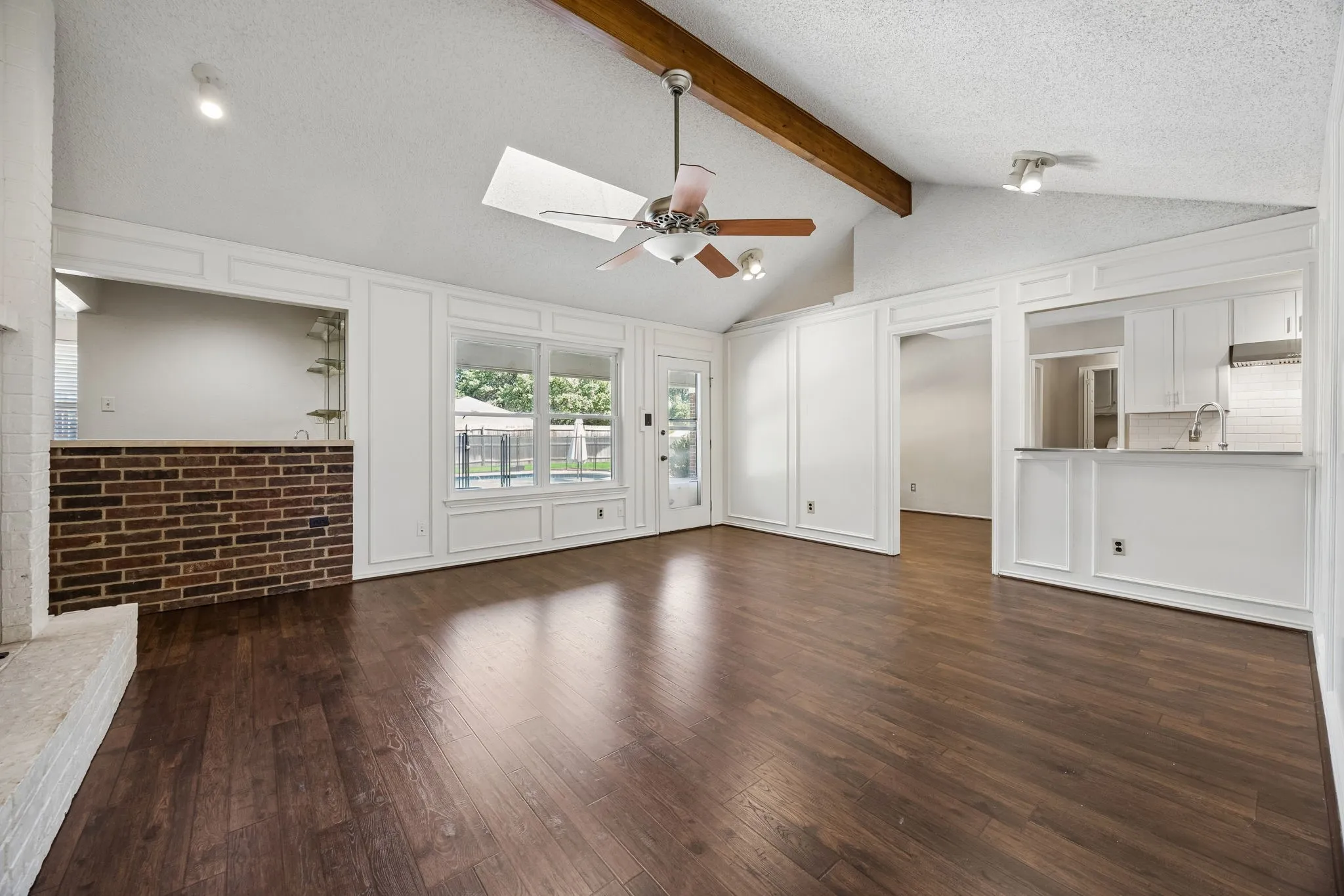 Single Family Residence For Sale in Tarrant County , 900 Rosewood Court, Euless, Texas 76039, 3 Bedroom, 3 Bathroom, 2 Garage spaces, 2,243 Sqft, built in 1983, mls#21390220, Real Estate Agent in Euless, Homes For Sale in Tarrant county, Homes For Sale in Euless, Realtor in Euless Texas, Real Estate Brokerage Independent Realty Texas, Luminita Cordes Realtor