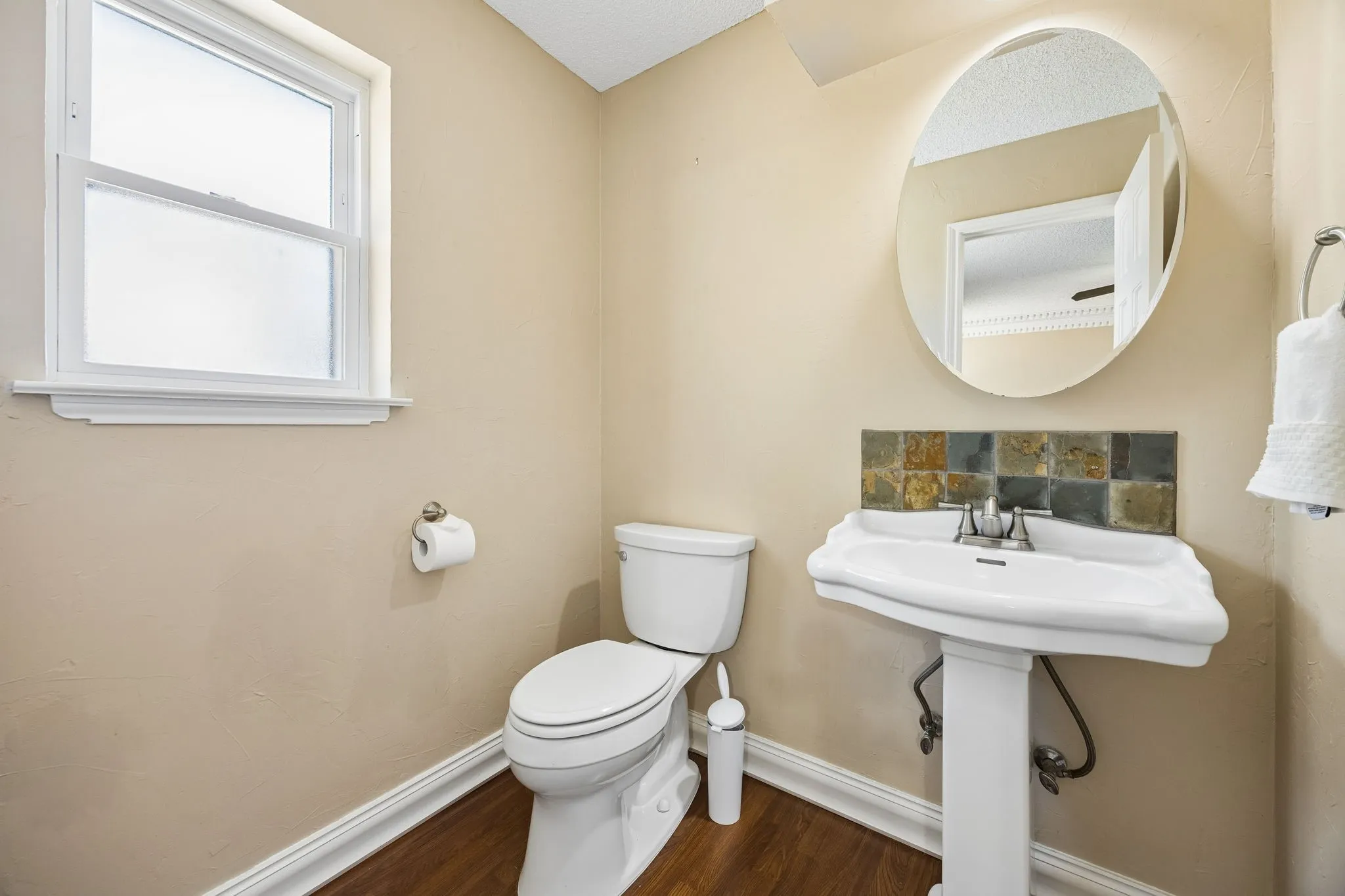 Single Family Residence For Sale in Tarrant County , 900 Rosewood Court, Euless, Texas 76039, 3 Bedroom, 3 Bathroom, 2 Garage spaces, 2,243 Sqft, built in 1983, mls#21390220, Real Estate Agent in Euless, Homes For Sale in Tarrant county, Homes For Sale in Euless, Realtor in Euless Texas, Real Estate Brokerage Independent Realty Texas, Luminita Cordes Realtor