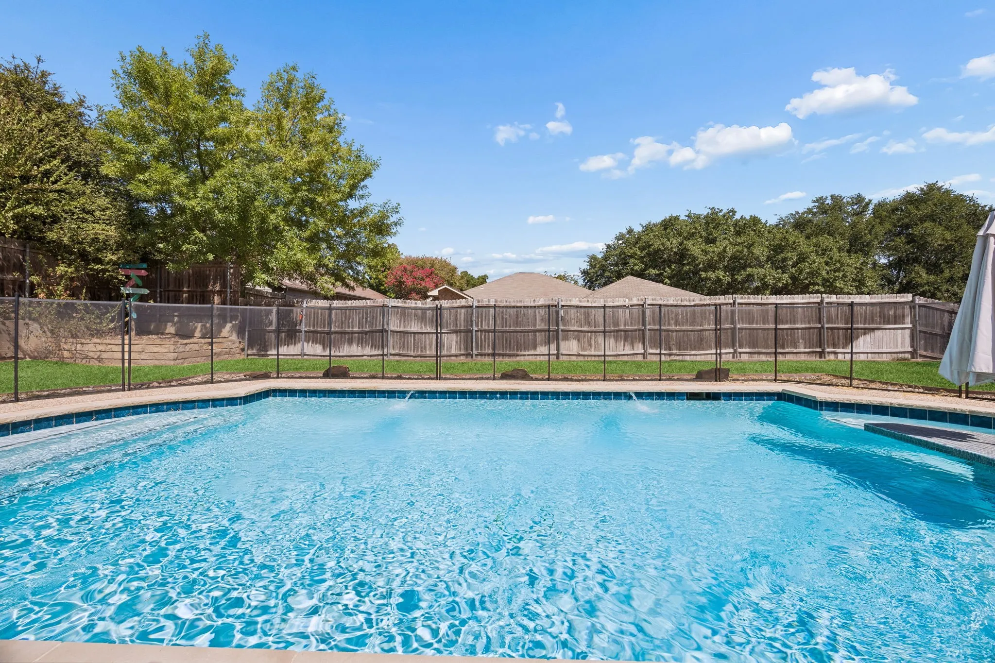 Single Family Residence For Sale in Tarrant County , 900 Rosewood Court, Euless, Texas 76039, 3 Bedroom, 3 Bathroom, 2 Garage spaces, 2,243 Sqft, built in 1983, mls#21390220, Real Estate Agent in Euless, Homes For Sale in Tarrant county, Homes For Sale in Euless, Realtor in Euless Texas, Real Estate Brokerage Independent Realty Texas, Luminita Cordes Realtor