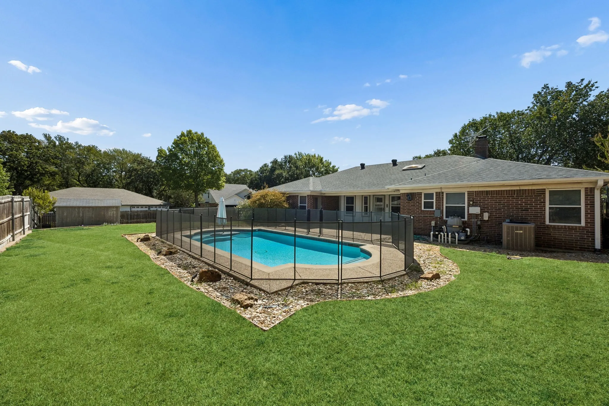 Single Family Residence For Sale in Tarrant County , 900 Rosewood Court, Euless, Texas 76039, 3 Bedroom, 3 Bathroom, 2 Garage spaces, 2,243 Sqft, built in 1983, mls#21390220, Real Estate Agent in Euless, Homes For Sale in Tarrant county, Homes For Sale in Euless, Realtor in Euless Texas, Real Estate Brokerage Independent Realty Texas, Luminita Cordes Realtor