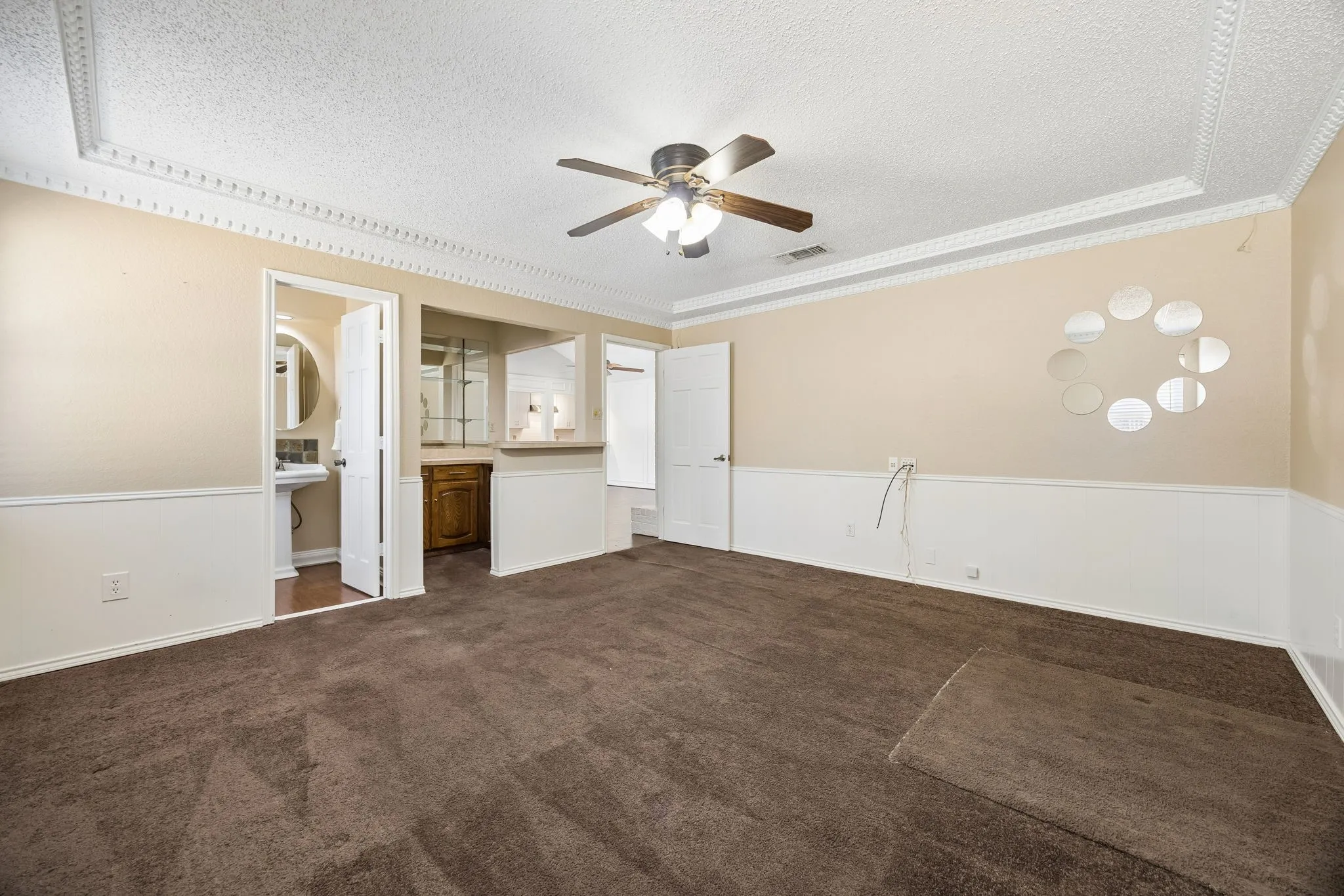 Single Family Residence For Sale in Tarrant County , 900 Rosewood Court, Euless, Texas 76039, 3 Bedroom, 3 Bathroom, 2 Garage spaces, 2,243 Sqft, built in 1983, mls#21390220, Real Estate Agent in Euless, Homes For Sale in Tarrant county, Homes For Sale in Euless, Realtor in Euless Texas, Real Estate Brokerage Independent Realty Texas, Luminita Cordes Realtor