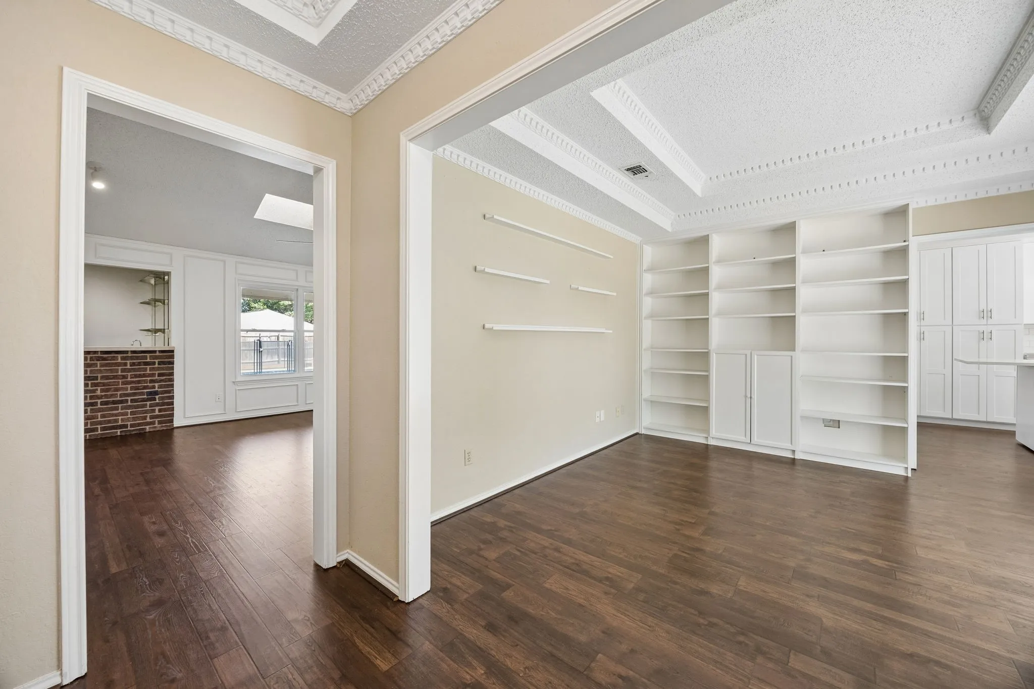 Single Family Residence For Sale in Tarrant County , 900 Rosewood Court, Euless, Texas 76039, 3 Bedroom, 3 Bathroom, 2 Garage spaces, 2,243 Sqft, built in 1983, mls#21390220, Real Estate Agent in Euless, Homes For Sale in Tarrant county, Homes For Sale in Euless, Realtor in Euless Texas, Real Estate Brokerage Independent Realty Texas, Luminita Cordes Realtor