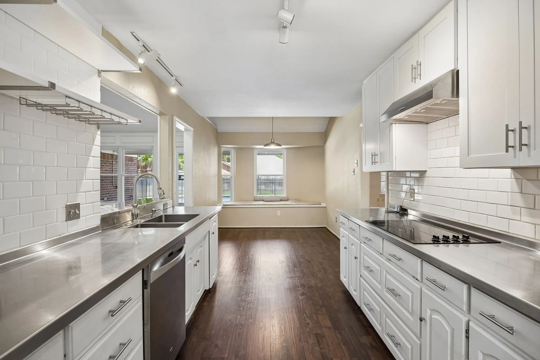 Single Family Residence For Sale in Tarrant County , 900 Rosewood Court, Euless, Texas 76039, 3 Bedroom, 3 Bathroom, 2 Garage spaces, 2,243 Sqft, built in 1983, mls#21390220, Real Estate Agent in Euless, Homes For Sale in Tarrant county, Homes For Sale in Euless, Realtor in Euless Texas, Real Estate Brokerage Independent Realty Texas, Luminita Cordes Realtor