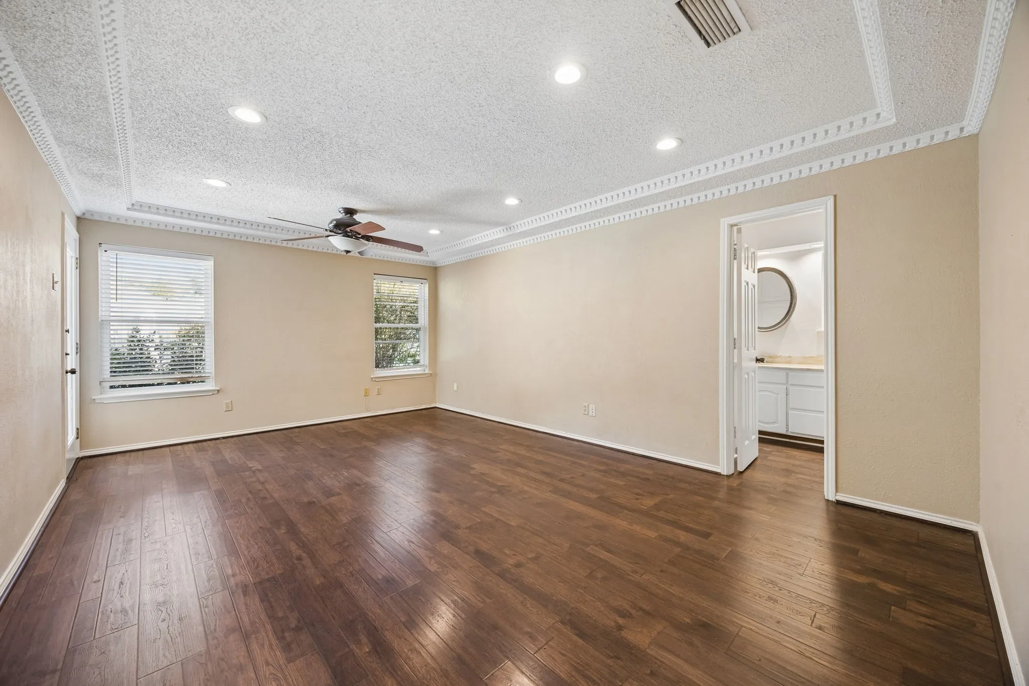 Single Family Residence For Sale in Tarrant County , 900 Rosewood Court, Euless, Texas 76039, 3 Bedroom, 3 Bathroom, 2 Garage spaces, 2,243 Sqft, built in 1983, mls#21390220, Real Estate Agent in Euless, Homes For Sale in Tarrant county, Homes For Sale in Euless, Realtor in Euless Texas, Real Estate Brokerage Independent Realty Texas, Luminita Cordes Realtor