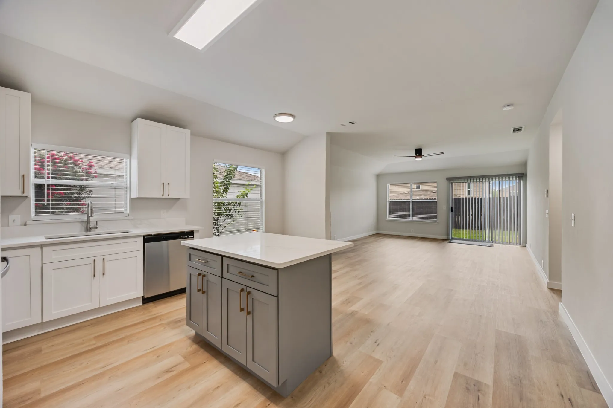 Single Family Residence For Rent in Dallas County , 7127 Larkin Drive, Dallas, Texas 75227, 3 Bedroom, 2 Bathroom, 2 Garage spaces, 1,870 Sqft, built in 1999, mls#21390252, Real Estate Agent in Dallas, Homes For Rent in Dallas county, Homes For Rent in Dallas, Realtor in Dallas Texas, Real Estate Brokerage Independent Realty Texas, Luminita Cordes Realtor