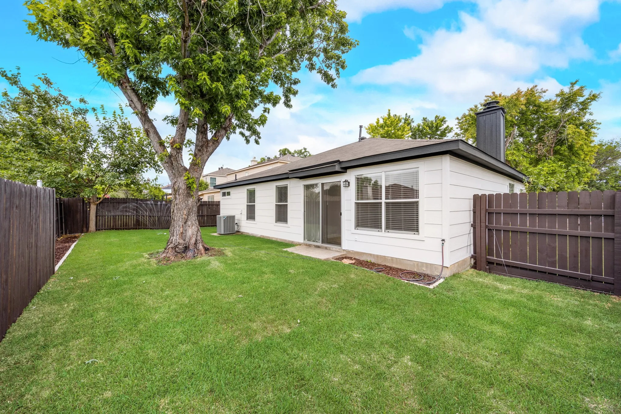 Single Family Residence For Rent in Dallas County , 7127 Larkin Drive, Dallas, Texas 75227, 3 Bedroom, 2 Bathroom, 2 Garage spaces, 1,870 Sqft, built in 1999, mls#21390252, Real Estate Agent in Dallas, Homes For Rent in Dallas county, Homes For Rent in Dallas, Realtor in Dallas Texas, Real Estate Brokerage Independent Realty Texas, Luminita Cordes Realtor