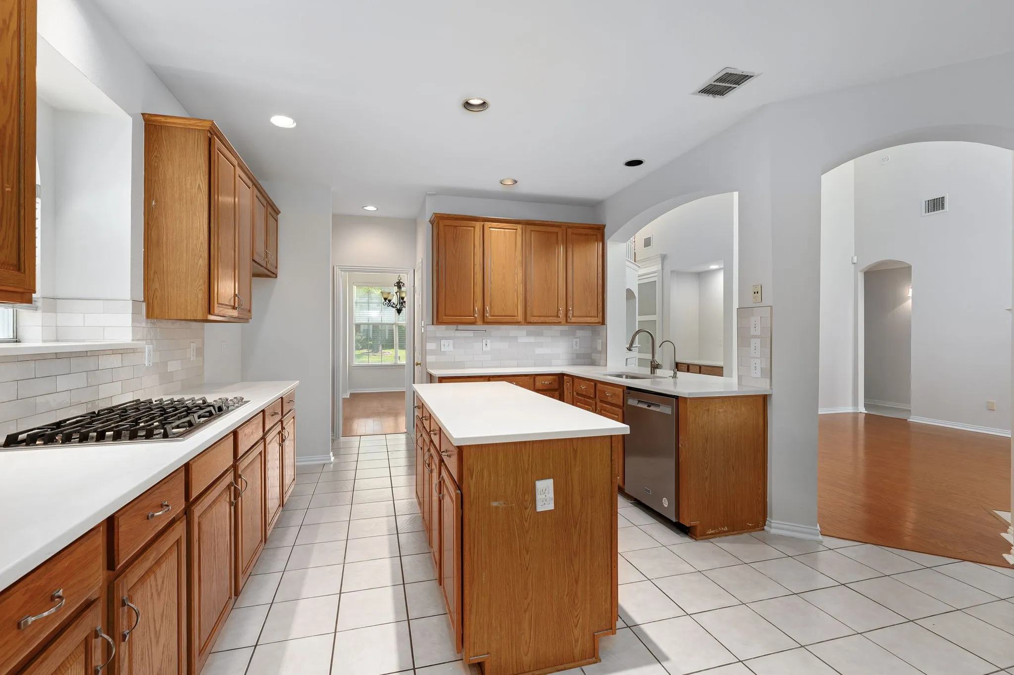 Single Family Residence For Sale in Dallas County , 321 Andre Drive, Irving, Texas 75063, 3 Bedroom, 3 Bathroom, 2 Garage spaces, 2,354 Sqft, built in 1994, mls#21388025, Real Estate Agent in Irving, Homes For Sale in Dallas county, Homes For Sale in Irving, Realtor in Irving Texas, Real Estate Brokerage Independent Realty Texas, Luminita Cordes Realtor