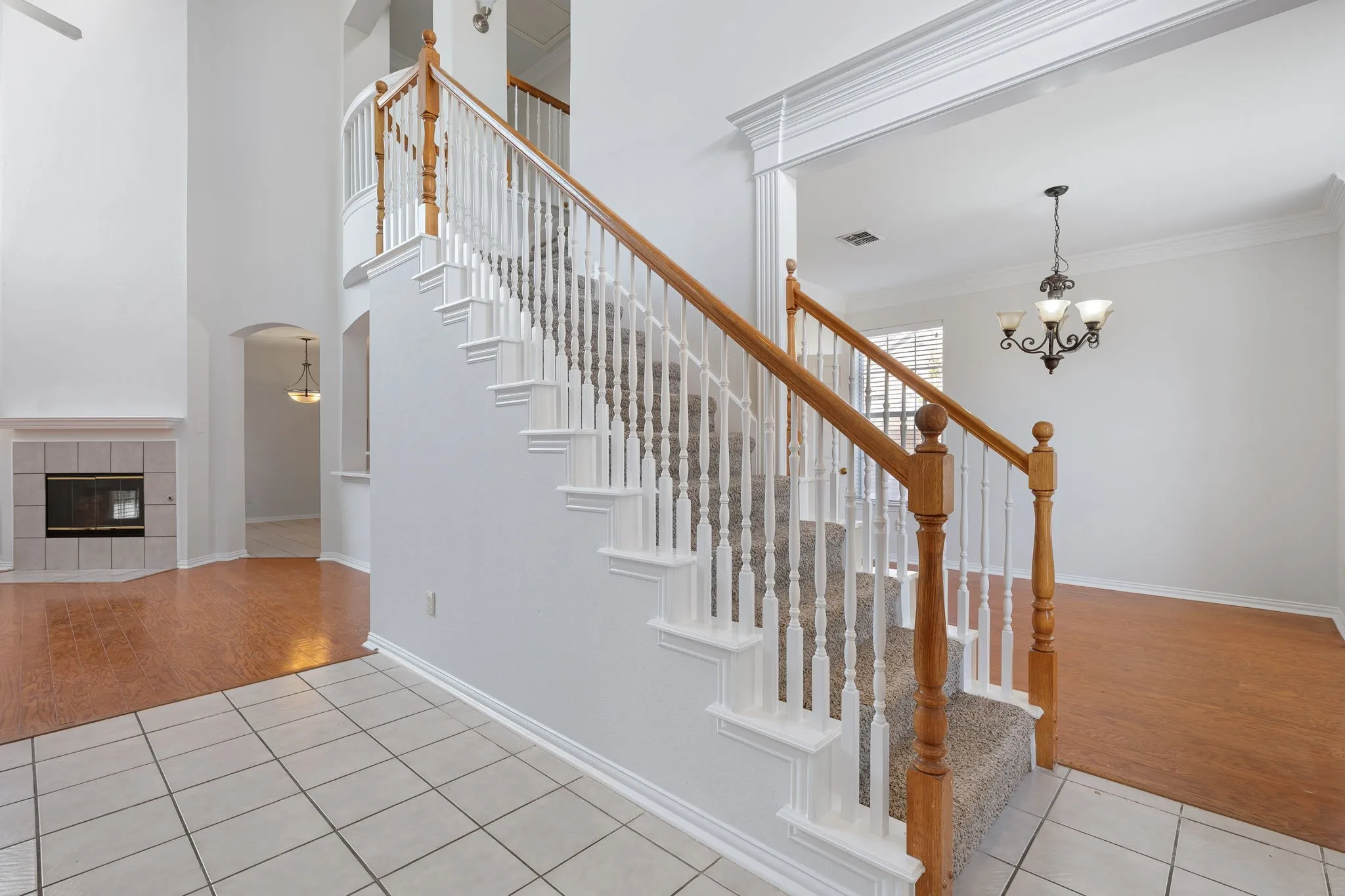 Single Family Residence For Sale in Dallas County , 321 Andre Drive, Irving, Texas 75063, 3 Bedroom, 3 Bathroom, 2 Garage spaces, 2,354 Sqft, built in 1994, mls#21388025, Real Estate Agent in Irving, Homes For Sale in Dallas county, Homes For Sale in Irving, Realtor in Irving Texas, Real Estate Brokerage Independent Realty Texas, Luminita Cordes Realtor