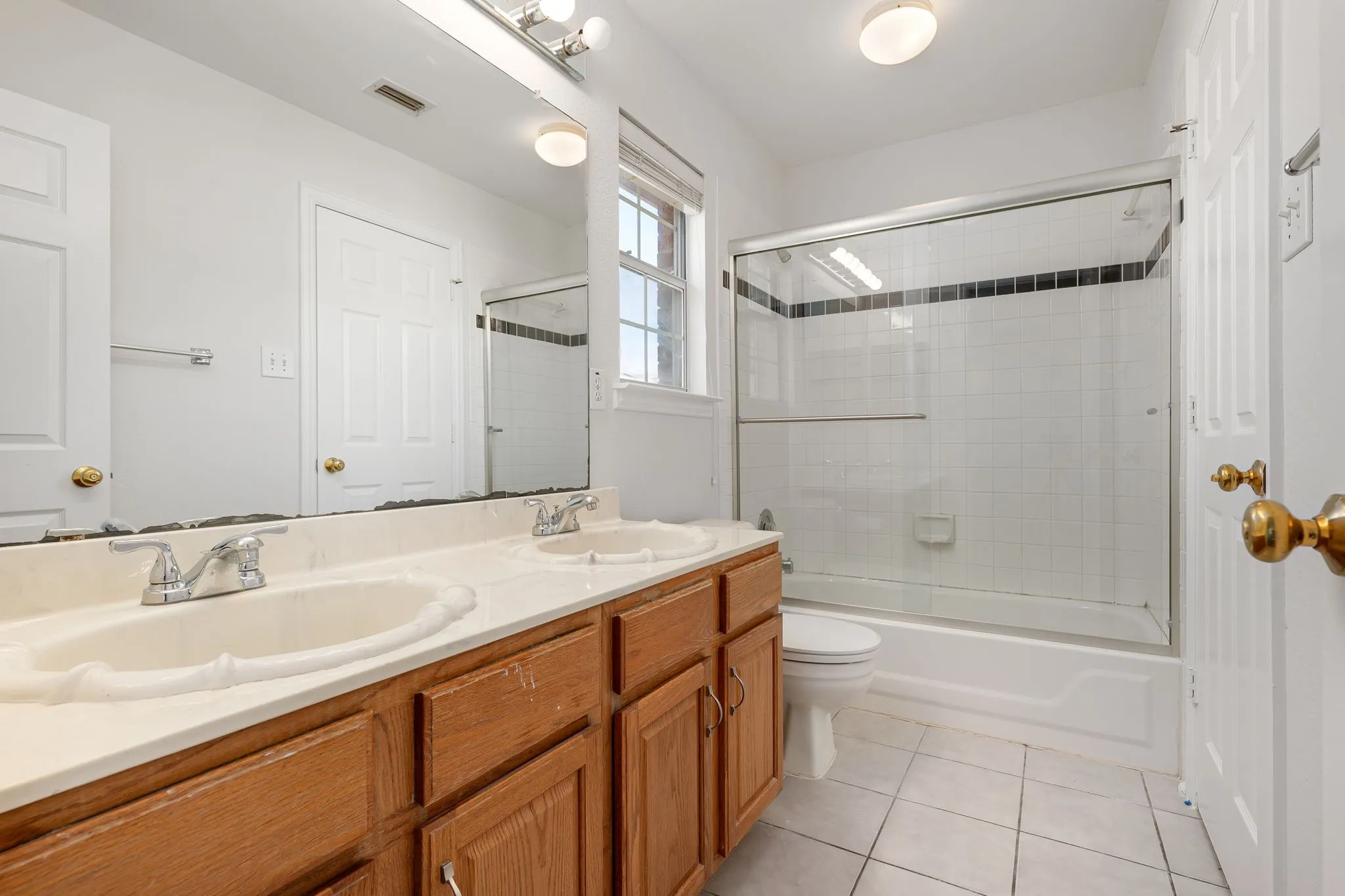 Single Family Residence For Sale in Dallas County , 321 Andre Drive, Irving, Texas 75063, 3 Bedroom, 3 Bathroom, 2 Garage spaces, 2,354 Sqft, built in 1994, mls#21388025, Real Estate Agent in Irving, Homes For Sale in Dallas county, Homes For Sale in Irving, Realtor in Irving Texas, Real Estate Brokerage Independent Realty Texas, Luminita Cordes Realtor