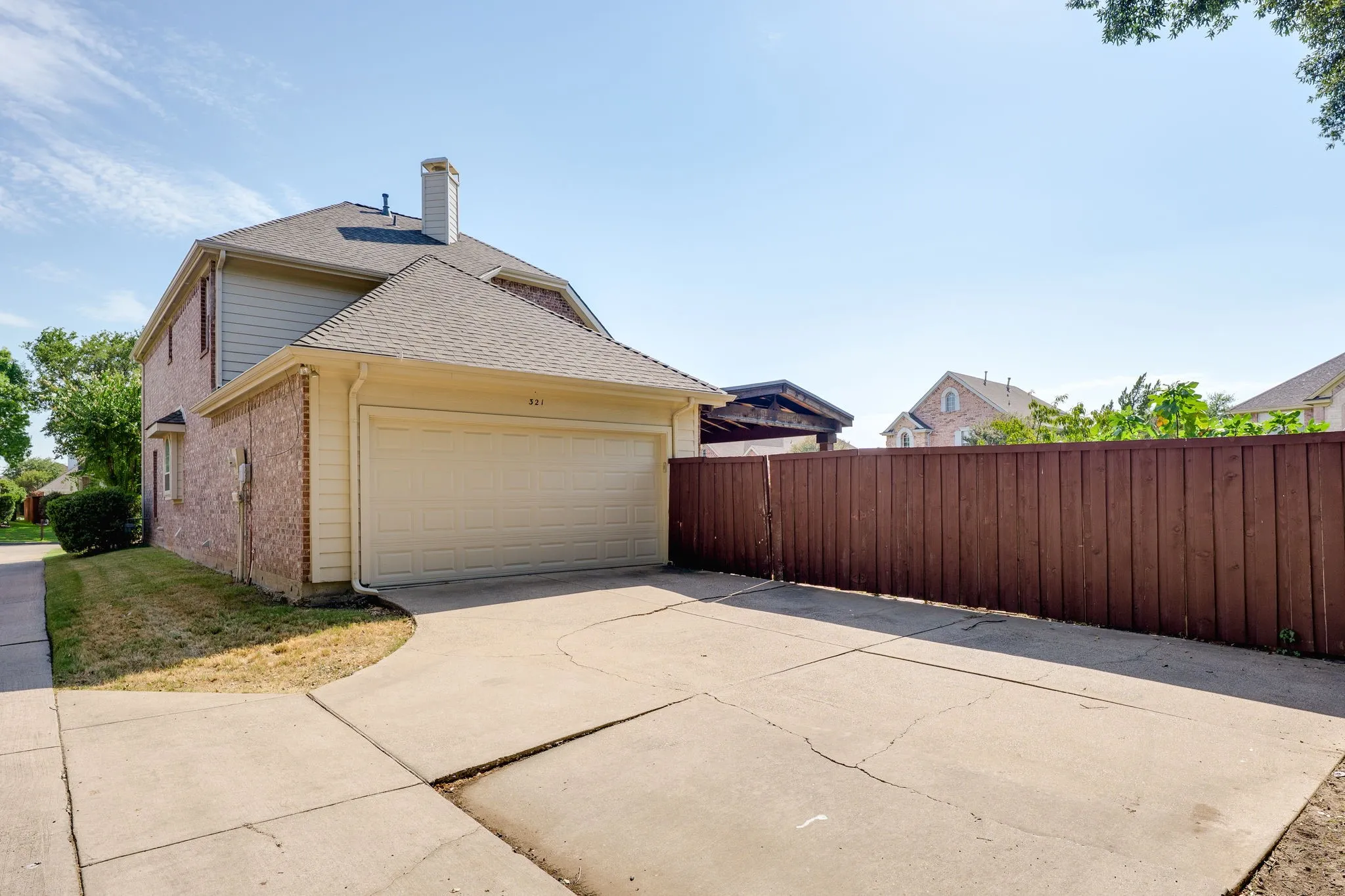 Single Family Residence For Sale in Dallas County , 321 Andre Drive, Irving, Texas 75063, 3 Bedroom, 3 Bathroom, 2 Garage spaces, 2,354 Sqft, built in 1994, mls#21388025, Real Estate Agent in Irving, Homes For Sale in Dallas county, Homes For Sale in Irving, Realtor in Irving Texas, Real Estate Brokerage Independent Realty Texas, Luminita Cordes Realtor