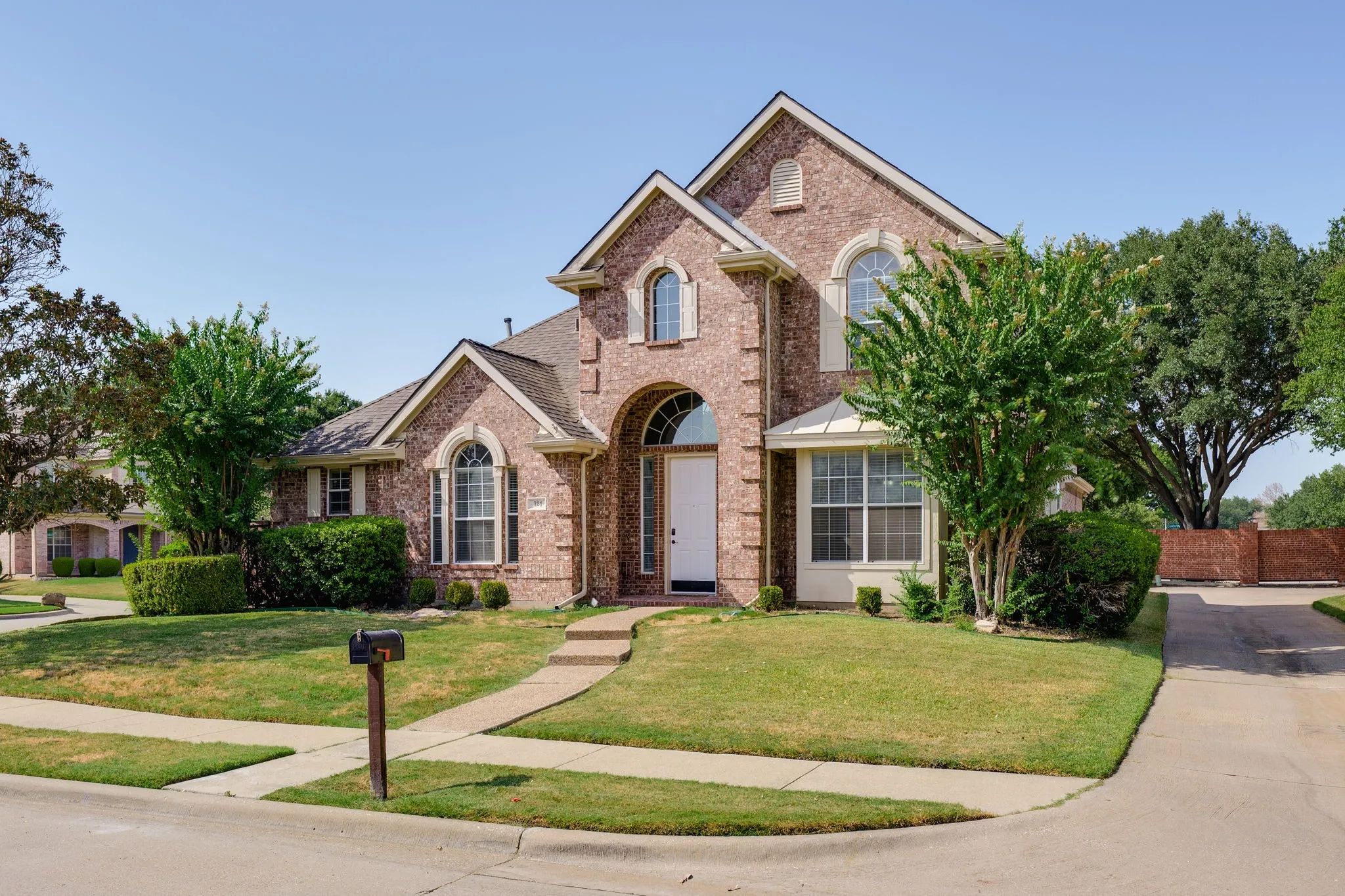 Single Family Residence For Sale in Dallas County , 321 Andre Drive, Irving, Texas 75063, 3 Bedroom, 3 Bathroom, 2 Garage spaces, 2,354 Sqft, built in 1994, mls#21388025, Real Estate Agent in Irving, Homes For Sale in Dallas county, Homes For Sale in Irving, Realtor in Irving Texas, Real Estate Brokerage Independent Realty Texas, Luminita Cordes Realtor