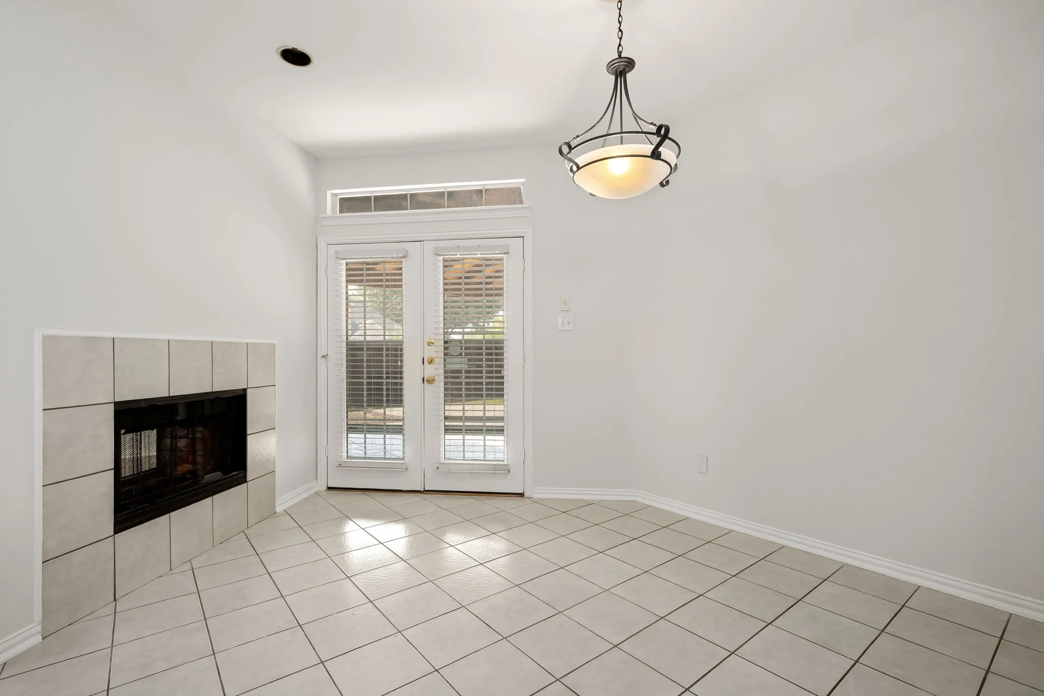 Single Family Residence For Sale in Dallas County , 321 Andre Drive, Irving, Texas 75063, 3 Bedroom, 3 Bathroom, 2 Garage spaces, 2,354 Sqft, built in 1994, mls#21388025, Real Estate Agent in Irving, Homes For Sale in Dallas county, Homes For Sale in Irving, Realtor in Irving Texas, Real Estate Brokerage Independent Realty Texas, Luminita Cordes Realtor