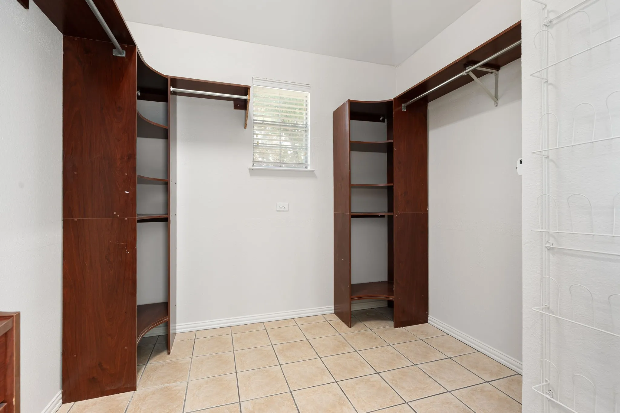 Single Family Residence For Sale in Dallas County , 321 Andre Drive, Irving, Texas 75063, 3 Bedroom, 3 Bathroom, 2 Garage spaces, 2,354 Sqft, built in 1994, mls#21388025, Real Estate Agent in Irving, Homes For Sale in Dallas county, Homes For Sale in Irving, Realtor in Irving Texas, Real Estate Brokerage Independent Realty Texas, Luminita Cordes Realtor