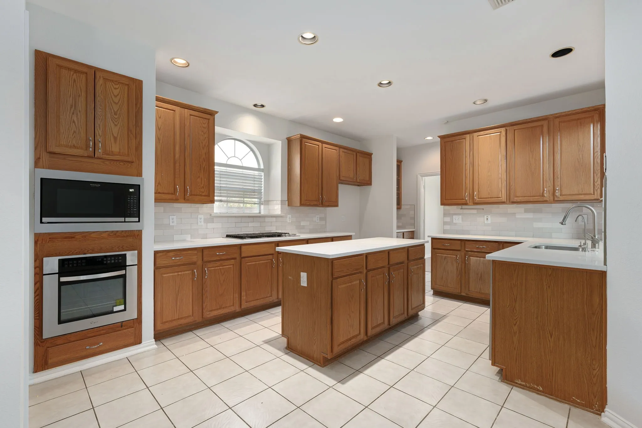 Single Family Residence For Sale in Dallas County , 321 Andre Drive, Irving, Texas 75063, 3 Bedroom, 3 Bathroom, 2 Garage spaces, 2,354 Sqft, built in 1994, mls#21388025, Real Estate Agent in Irving, Homes For Sale in Dallas county, Homes For Sale in Irving, Realtor in Irving Texas, Real Estate Brokerage Independent Realty Texas, Luminita Cordes Realtor