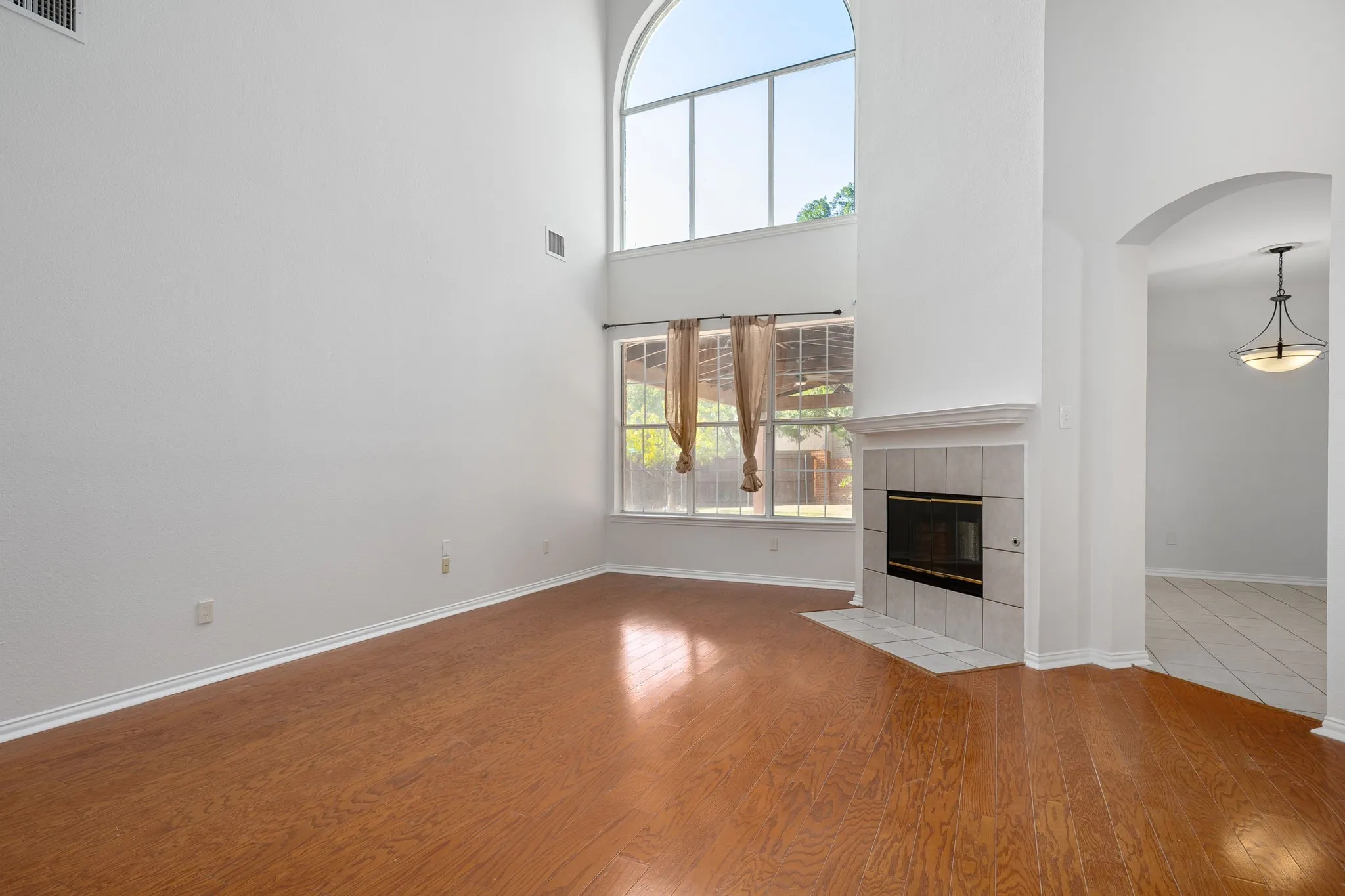 Single Family Residence For Sale in Dallas County , 321 Andre Drive, Irving, Texas 75063, 3 Bedroom, 3 Bathroom, 2 Garage spaces, 2,354 Sqft, built in 1994, mls#21388025, Real Estate Agent in Irving, Homes For Sale in Dallas county, Homes For Sale in Irving, Realtor in Irving Texas, Real Estate Brokerage Independent Realty Texas, Luminita Cordes Realtor