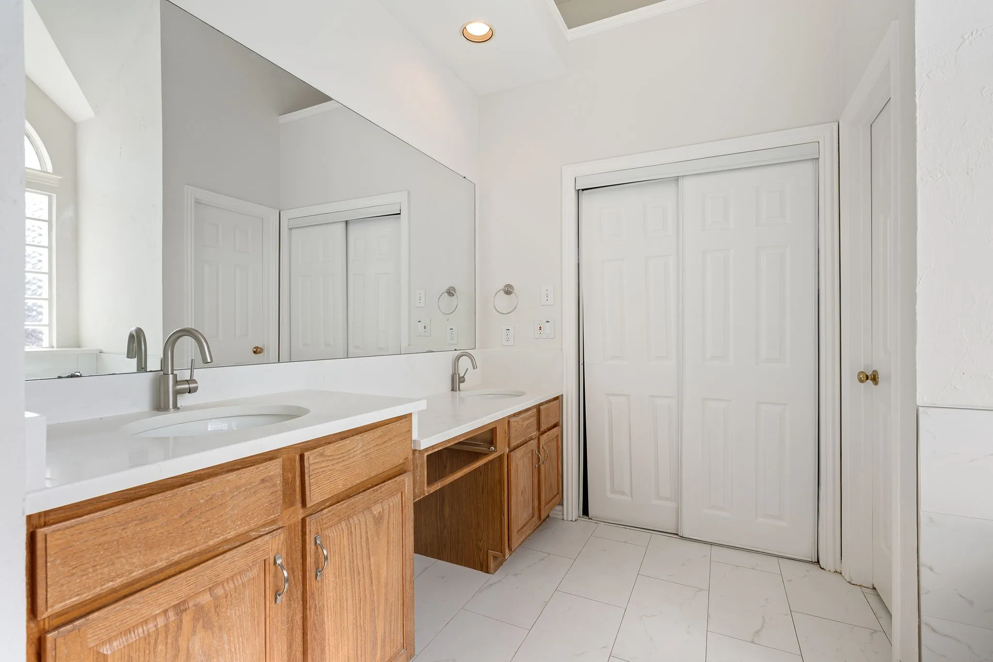 Single Family Residence For Sale in Dallas County , 321 Andre Drive, Irving, Texas 75063, 3 Bedroom, 3 Bathroom, 2 Garage spaces, 2,354 Sqft, built in 1994, mls#21388025, Real Estate Agent in Irving, Homes For Sale in Dallas county, Homes For Sale in Irving, Realtor in Irving Texas, Real Estate Brokerage Independent Realty Texas, Luminita Cordes Realtor