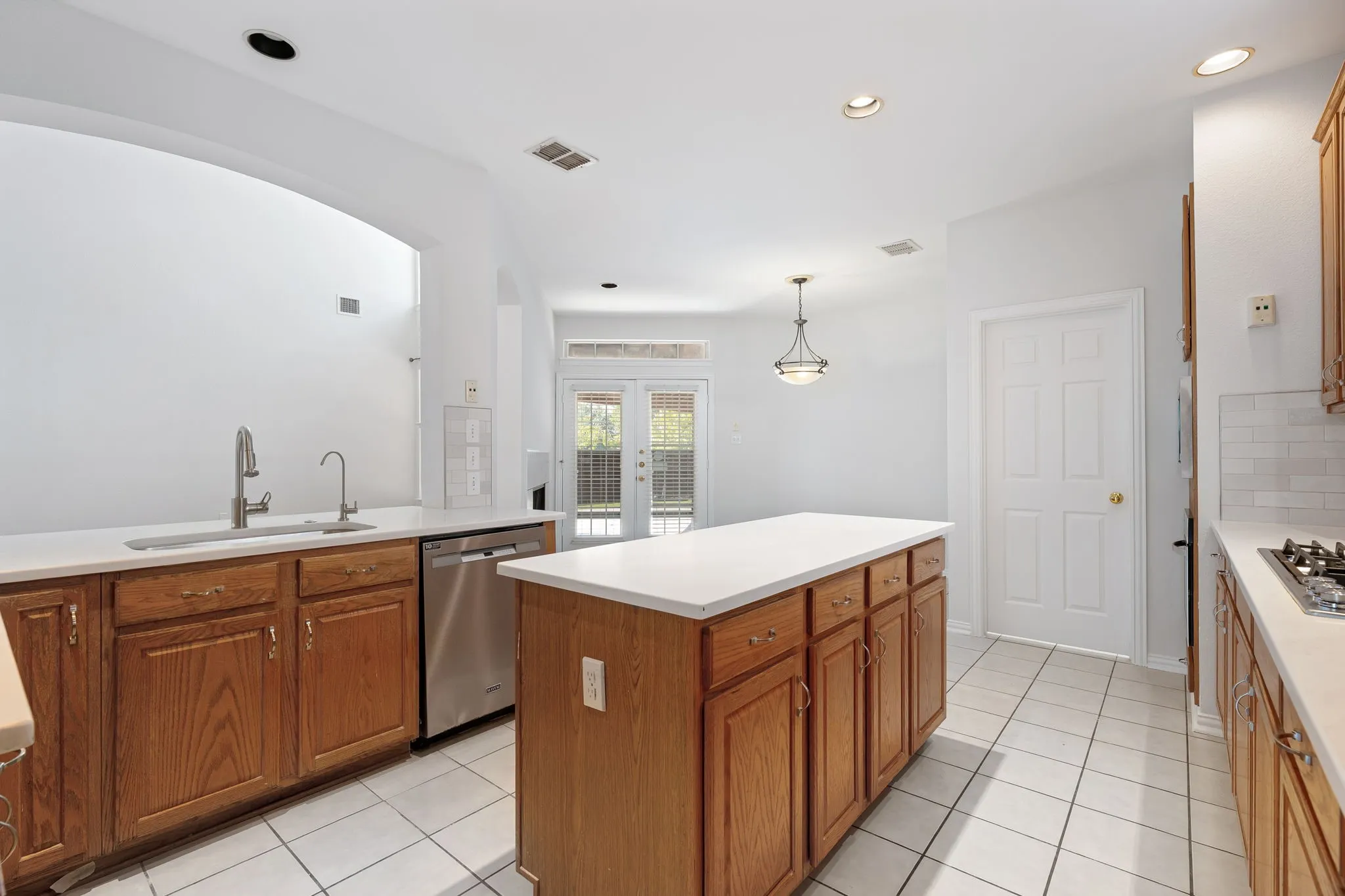 Single Family Residence For Sale in Dallas County , 321 Andre Drive, Irving, Texas 75063, 3 Bedroom, 3 Bathroom, 2 Garage spaces, 2,354 Sqft, built in 1994, mls#21388025, Real Estate Agent in Irving, Homes For Sale in Dallas county, Homes For Sale in Irving, Realtor in Irving Texas, Real Estate Brokerage Independent Realty Texas, Luminita Cordes Realtor