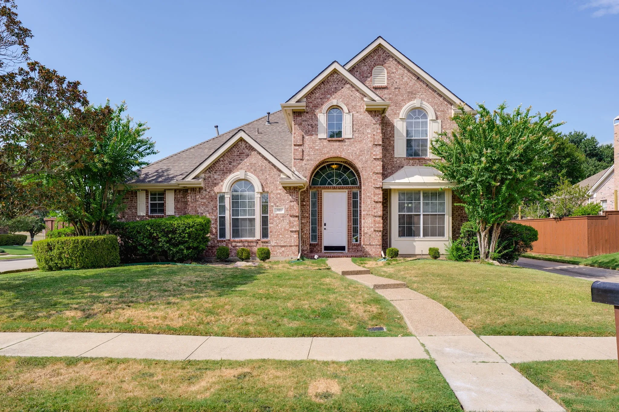 Single Family Residence For Sale in Dallas County , 321 Andre Drive, Irving, Texas 75063, 3 Bedroom, 3 Bathroom, 2 Garage spaces, 2,354 Sqft, built in 1994, mls#21388025, Real Estate Agent in Irving, Homes For Sale in Dallas county, Homes For Sale in Irving, Realtor in Irving Texas, Real Estate Brokerage Independent Realty Texas, Luminita Cordes Realtor