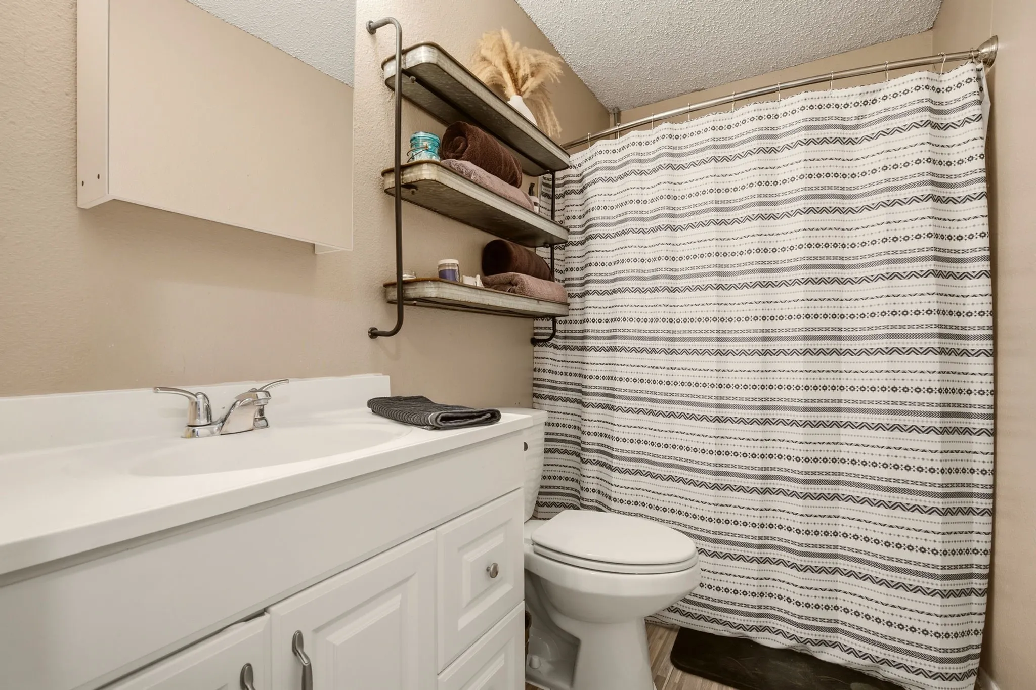 Single Family Residence For Sale in Grayson County , 58 Wolf Front Road, Van Alstyne, Texas 75495, 3 Bedroom, 1 Bathroom, 1 Garage spaces, 1,056 Sqft, built in 1983, mls#21389771, Real Estate Agent in Van Alstyne, Homes For Sale in Grayson county, Homes For Sale in Van Alstyne, Realtor in Van Alstyne Texas, Real Estate Brokerage Independent Realty Texas, Luminita Cordes Realtor