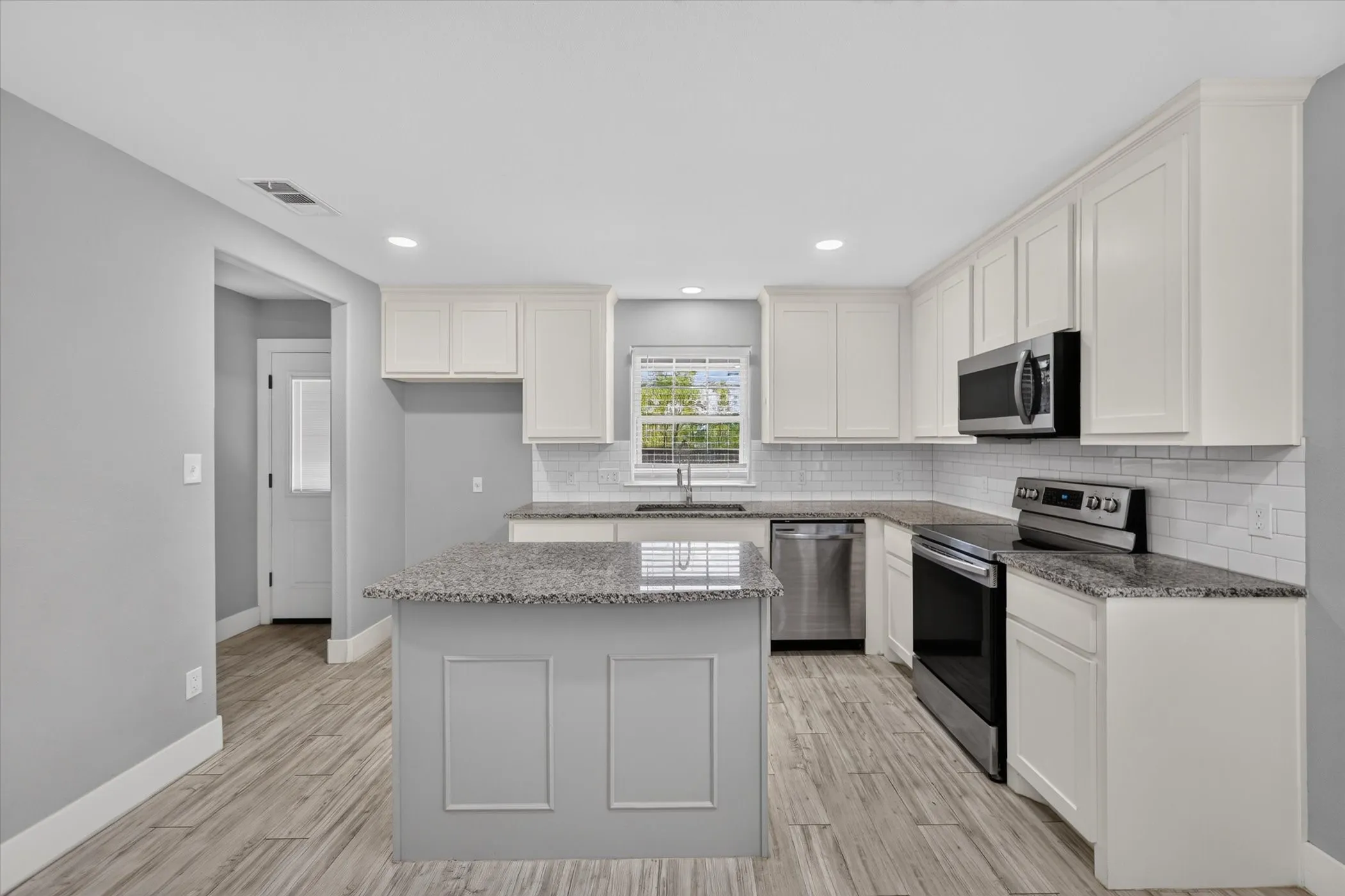 Single Family Residence For Rent in Grayson County , 430 W Morgan Street, Denison, Texas 75020, 3 Bedroom, 2 Bathroom, 2 Garage spaces, 1,407 Sqft, built in 2020, mls#21389830, Real Estate Agent in Denison, Homes For Rent in Grayson county, Homes For Rent in Denison, Realtor in Denison Texas, Real Estate Brokerage Independent Realty Texas, Luminita Cordes Realtor