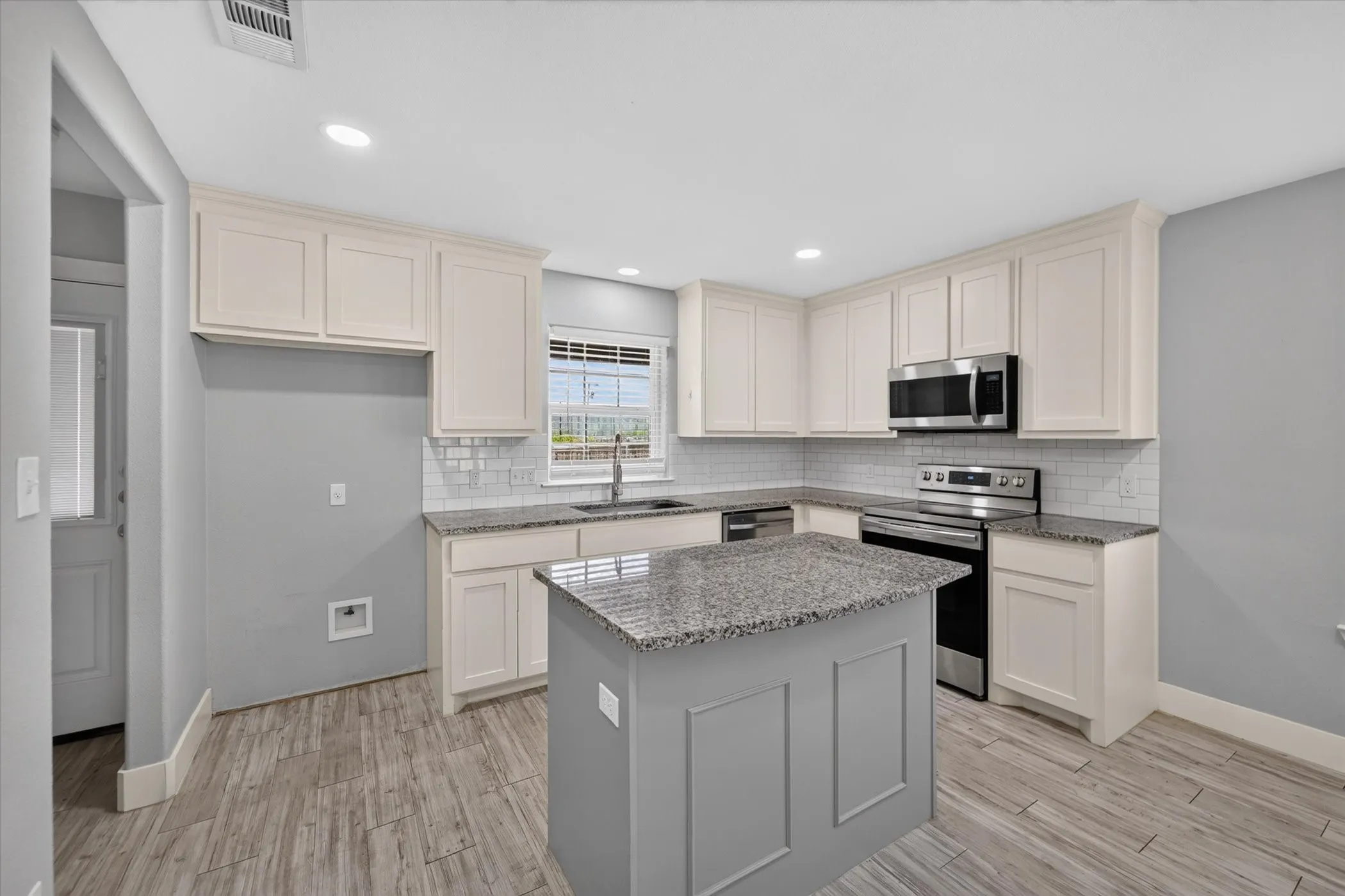 Single Family Residence For Rent in Grayson County , 430 W Morgan Street, Denison, Texas 75020, 3 Bedroom, 2 Bathroom, 2 Garage spaces, 1,407 Sqft, built in 2020, mls#21389830, Real Estate Agent in Denison, Homes For Rent in Grayson county, Homes For Rent in Denison, Realtor in Denison Texas, Real Estate Brokerage Independent Realty Texas, Luminita Cordes Realtor