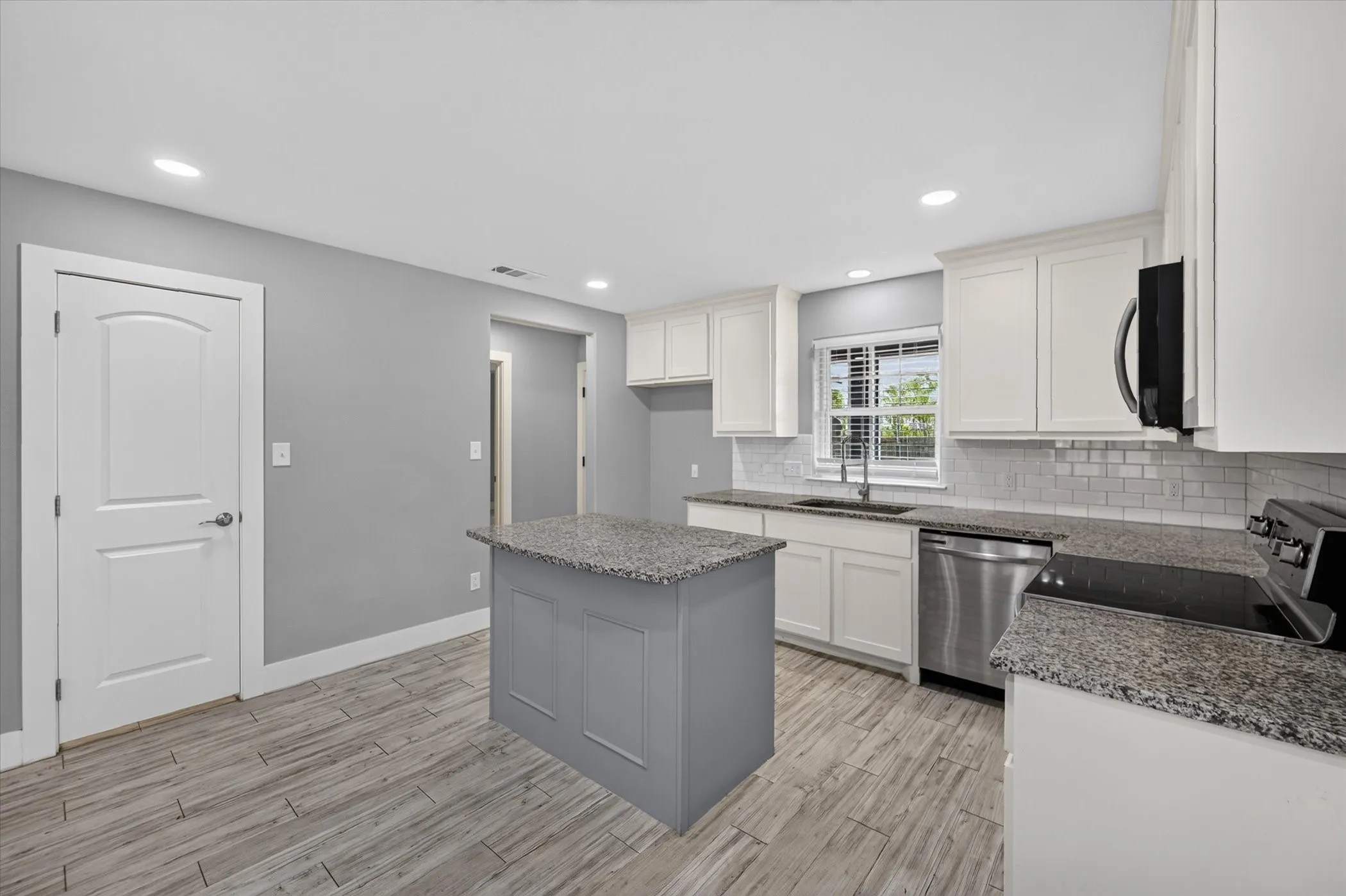 Single Family Residence For Rent in Grayson County , 430 W Morgan Street, Denison, Texas 75020, 3 Bedroom, 2 Bathroom, 2 Garage spaces, 1,407 Sqft, built in 2020, mls#21389830, Real Estate Agent in Denison, Homes For Rent in Grayson county, Homes For Rent in Denison, Realtor in Denison Texas, Real Estate Brokerage Independent Realty Texas, Luminita Cordes Realtor