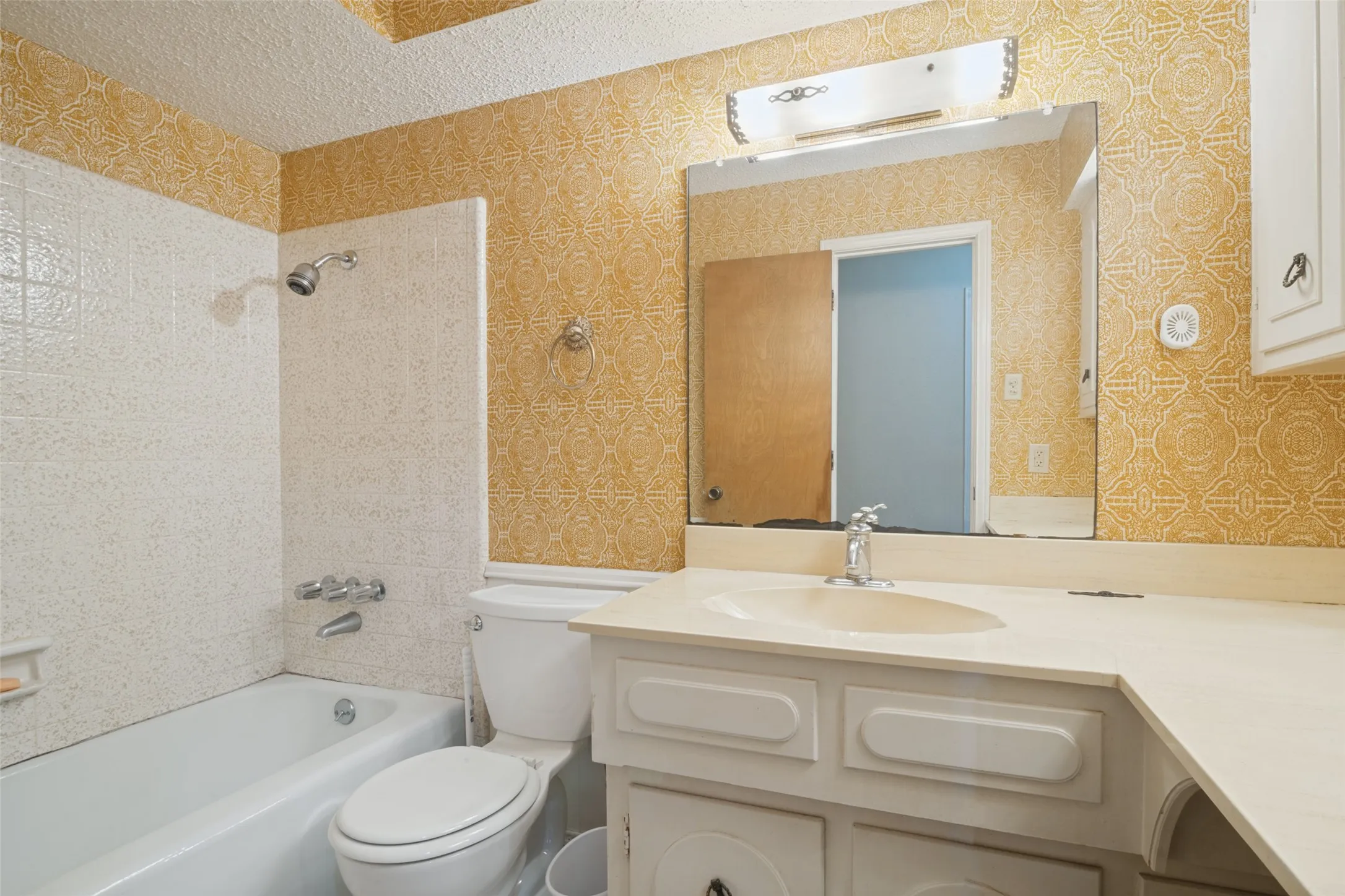Single Family Residence For Sale in Dallas County , 1605 Clear Point Drive, Garland, Texas 75041, 3 Bedroom, 3 Bathroom, 2 Garage spaces, 2,105 Sqft, built in 1971, mls#21385642, Real Estate Agent in Garland, Homes For Sale in Dallas county, Homes For Sale in Garland, Realtor in Garland Texas, Real Estate Brokerage Independent Realty Texas, Luminita Cordes Realtor