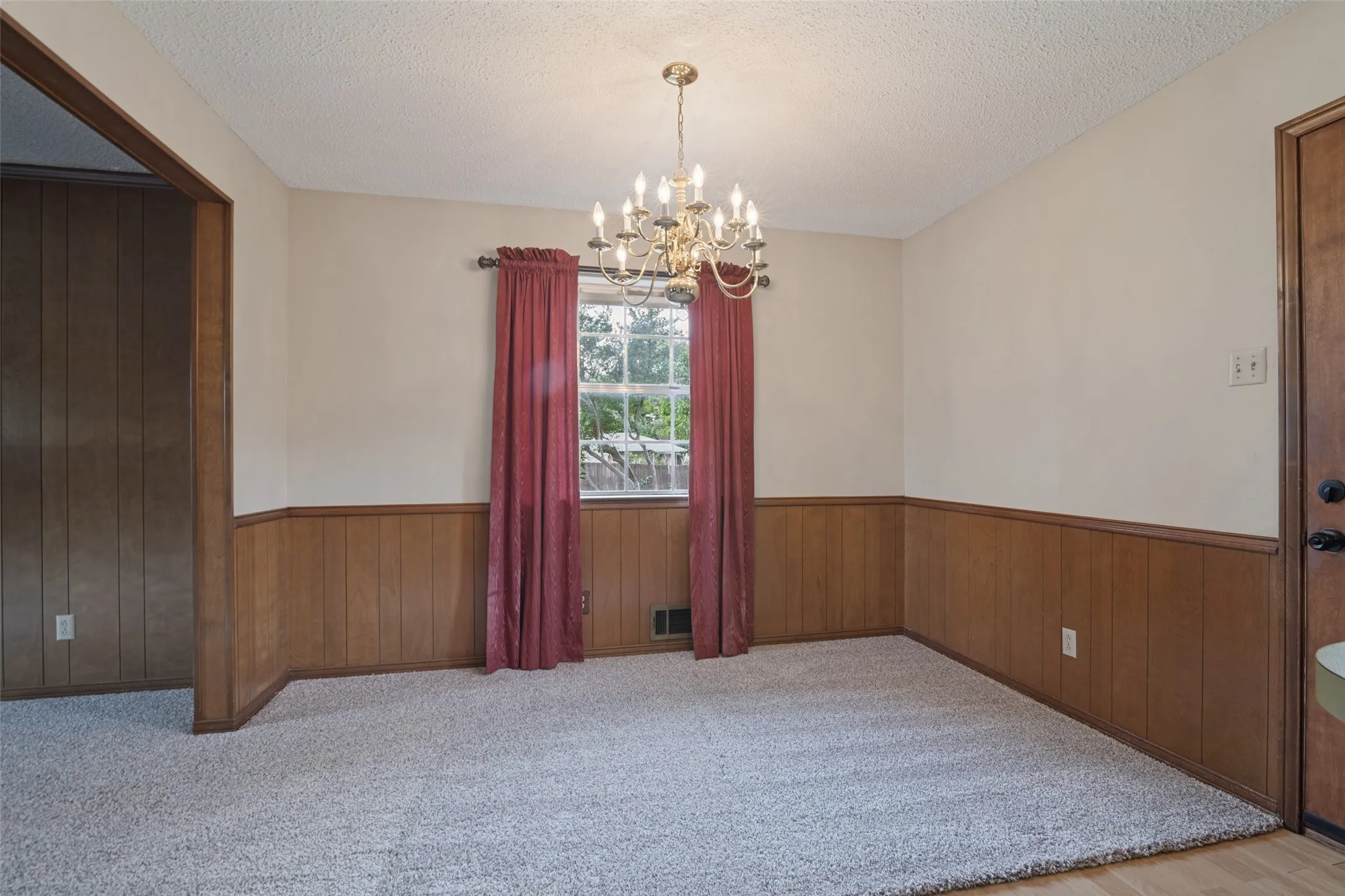 Single Family Residence For Sale in Dallas County , 1605 Clear Point Drive, Garland, Texas 75041, 3 Bedroom, 3 Bathroom, 2 Garage spaces, 2,105 Sqft, built in 1971, mls#21385642, Real Estate Agent in Garland, Homes For Sale in Dallas county, Homes For Sale in Garland, Realtor in Garland Texas, Real Estate Brokerage Independent Realty Texas, Luminita Cordes Realtor