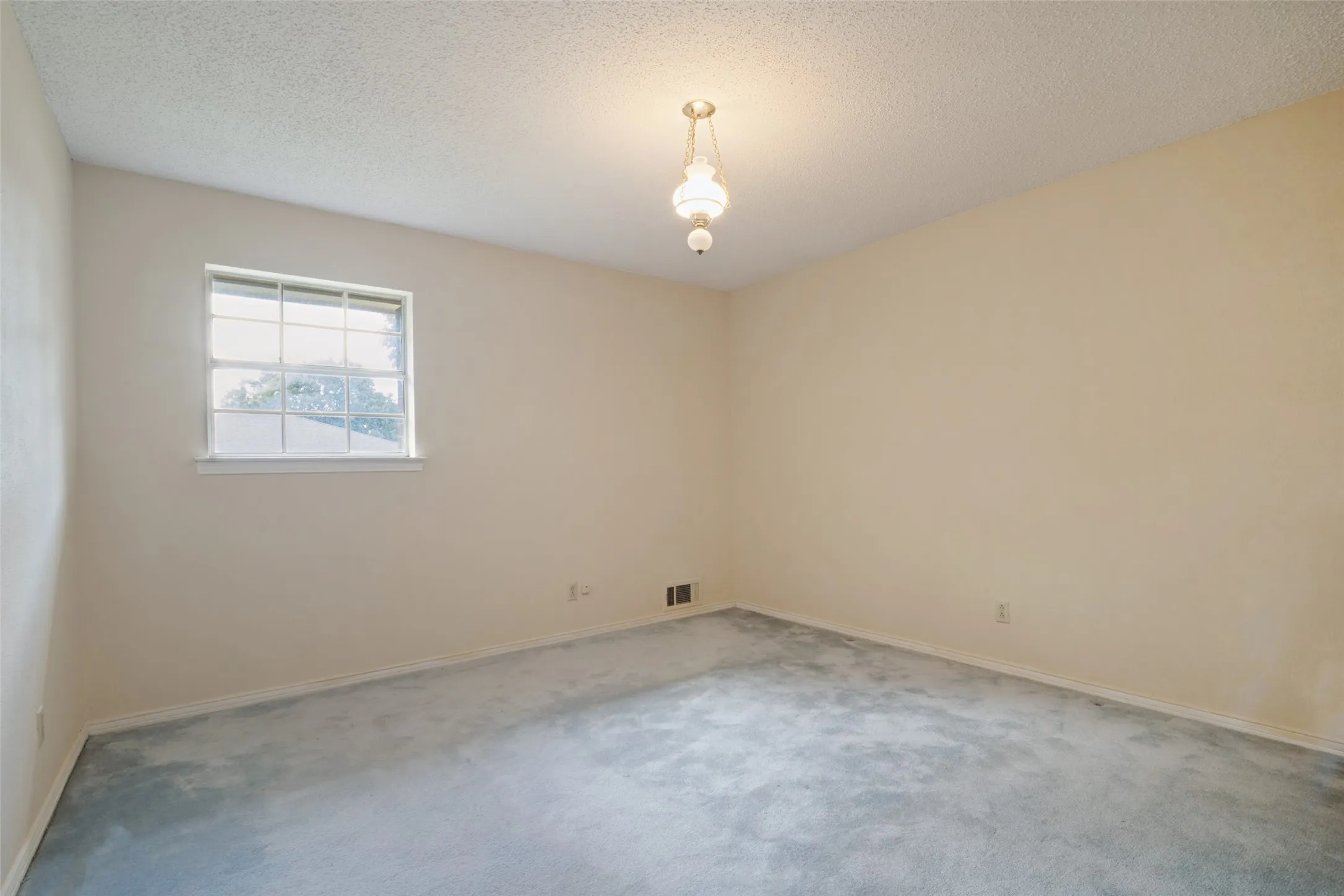 Single Family Residence For Sale in Dallas County , 1605 Clear Point Drive, Garland, Texas 75041, 3 Bedroom, 3 Bathroom, 2 Garage spaces, 2,105 Sqft, built in 1971, mls#21385642, Real Estate Agent in Garland, Homes For Sale in Dallas county, Homes For Sale in Garland, Realtor in Garland Texas, Real Estate Brokerage Independent Realty Texas, Luminita Cordes Realtor
