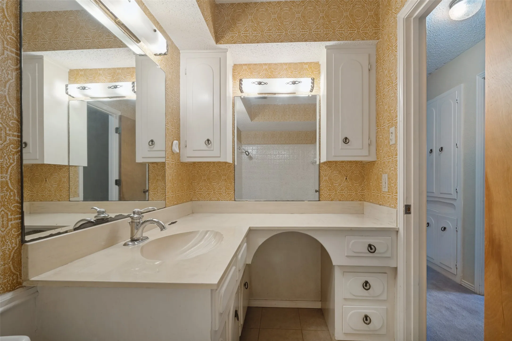 Single Family Residence For Sale in Dallas County , 1605 Clear Point Drive, Garland, Texas 75041, 3 Bedroom, 3 Bathroom, 2 Garage spaces, 2,105 Sqft, built in 1971, mls#21385642, Real Estate Agent in Garland, Homes For Sale in Dallas county, Homes For Sale in Garland, Realtor in Garland Texas, Real Estate Brokerage Independent Realty Texas, Luminita Cordes Realtor