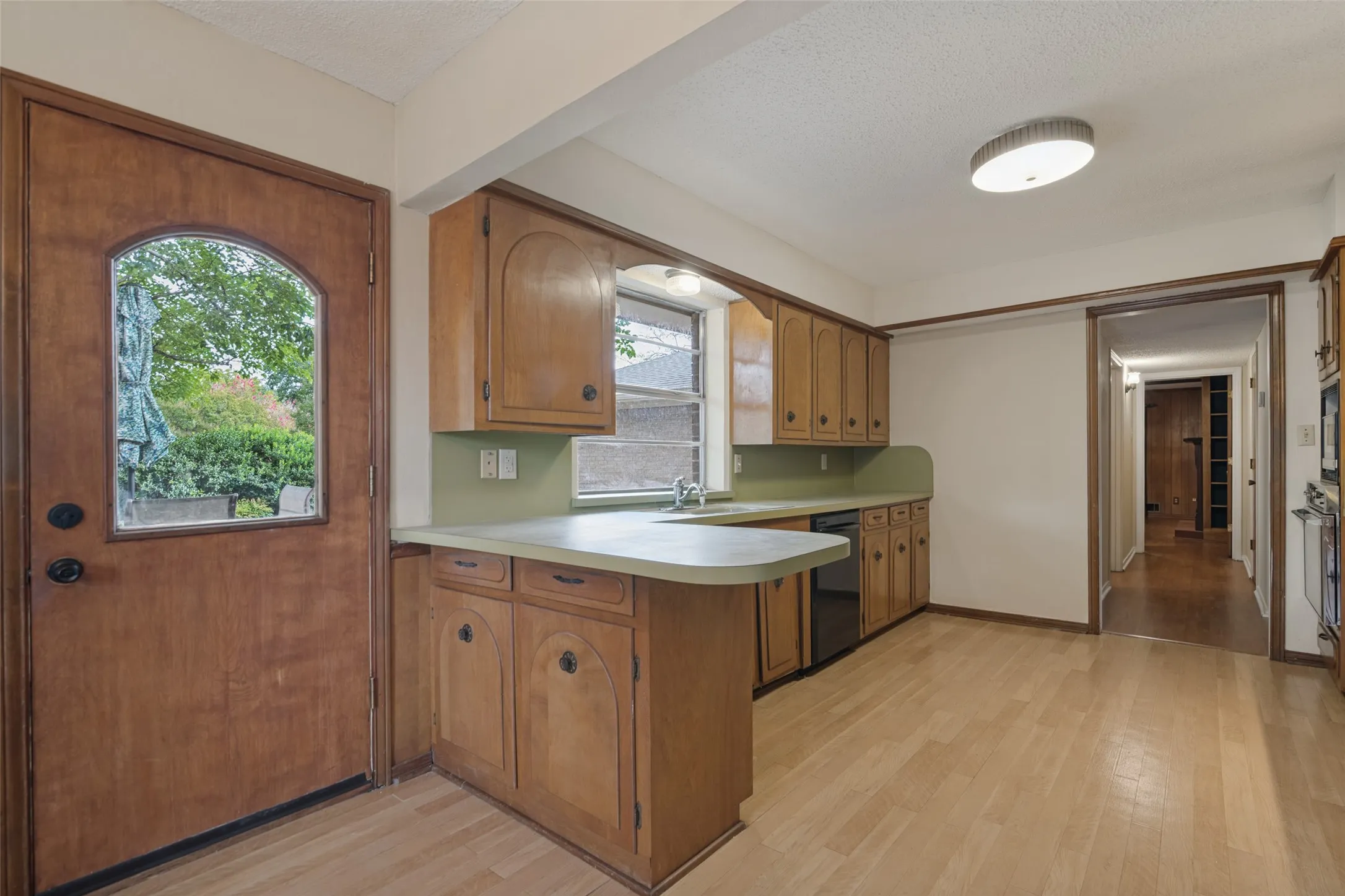 Single Family Residence For Sale in Dallas County , 1605 Clear Point Drive, Garland, Texas 75041, 3 Bedroom, 3 Bathroom, 2 Garage spaces, 2,105 Sqft, built in 1971, mls#21385642, Real Estate Agent in Garland, Homes For Sale in Dallas county, Homes For Sale in Garland, Realtor in Garland Texas, Real Estate Brokerage Independent Realty Texas, Luminita Cordes Realtor